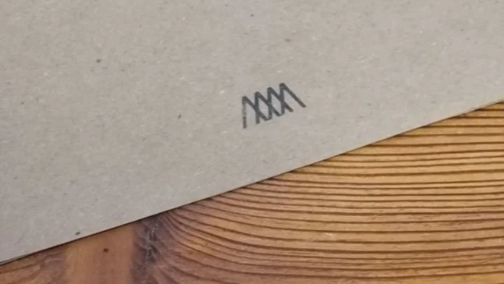 Včasih je težko izbrati pravo darilo &ndash; &scaron;e posebej, če ne pozna&scaron; želja in potreb obdarovanca. 🎁 Zato je darilni bon lahko najbolj&scaron;a re&scaron;itev.
Tudi nama je tako najljub&scaron;e &ndash; ker ne ustvarjava veliko na zalo