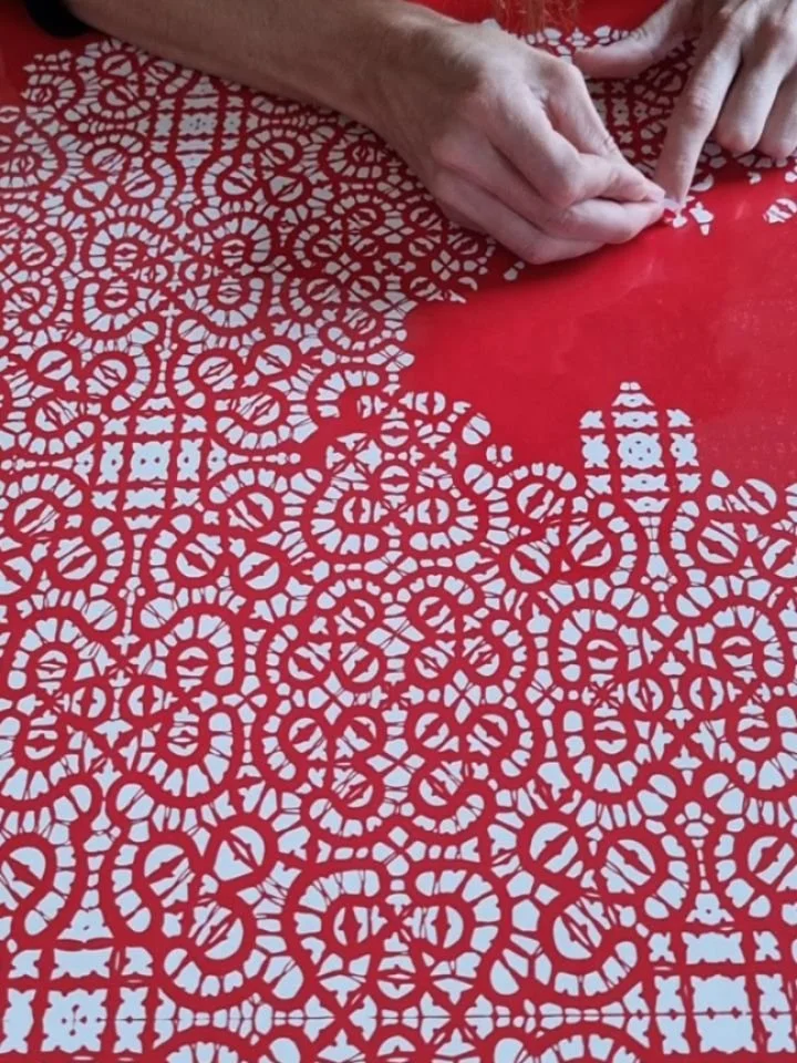 S tole čipko se družim že kar nekaj časa. Malo po malo se razkriva &hellip; čisto tako kot pri klekljanju.
Zdaj pa je pripravljena, da skupaj s cortenom zaple&scaron;eta v dežju. 💃🌧
Jaz navijam za deževno vreme! Vi pa najbrž ne. 😉

...............