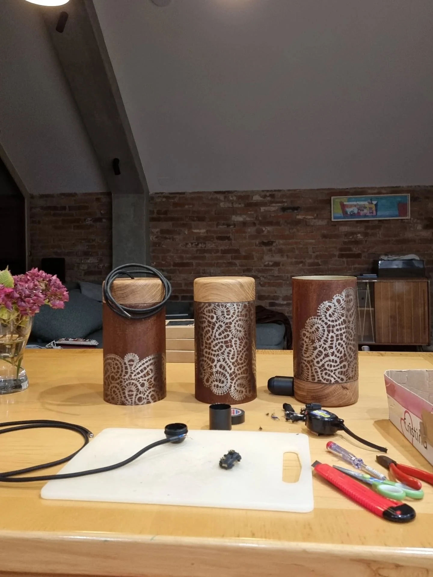 Tri viseče lučke, skoraj nared.
&Scaron;e elektriko uredim, pa gredo na lep&scaron;e.
Ne prav daleč &ndash; v Idrijo.
V kraj svojega navdiha.
Oznanjat zgodbo o čipki in živosrebrnem rudniku &hellip; na malo poseben način.
Zdaj moram samo &scaron;e pa