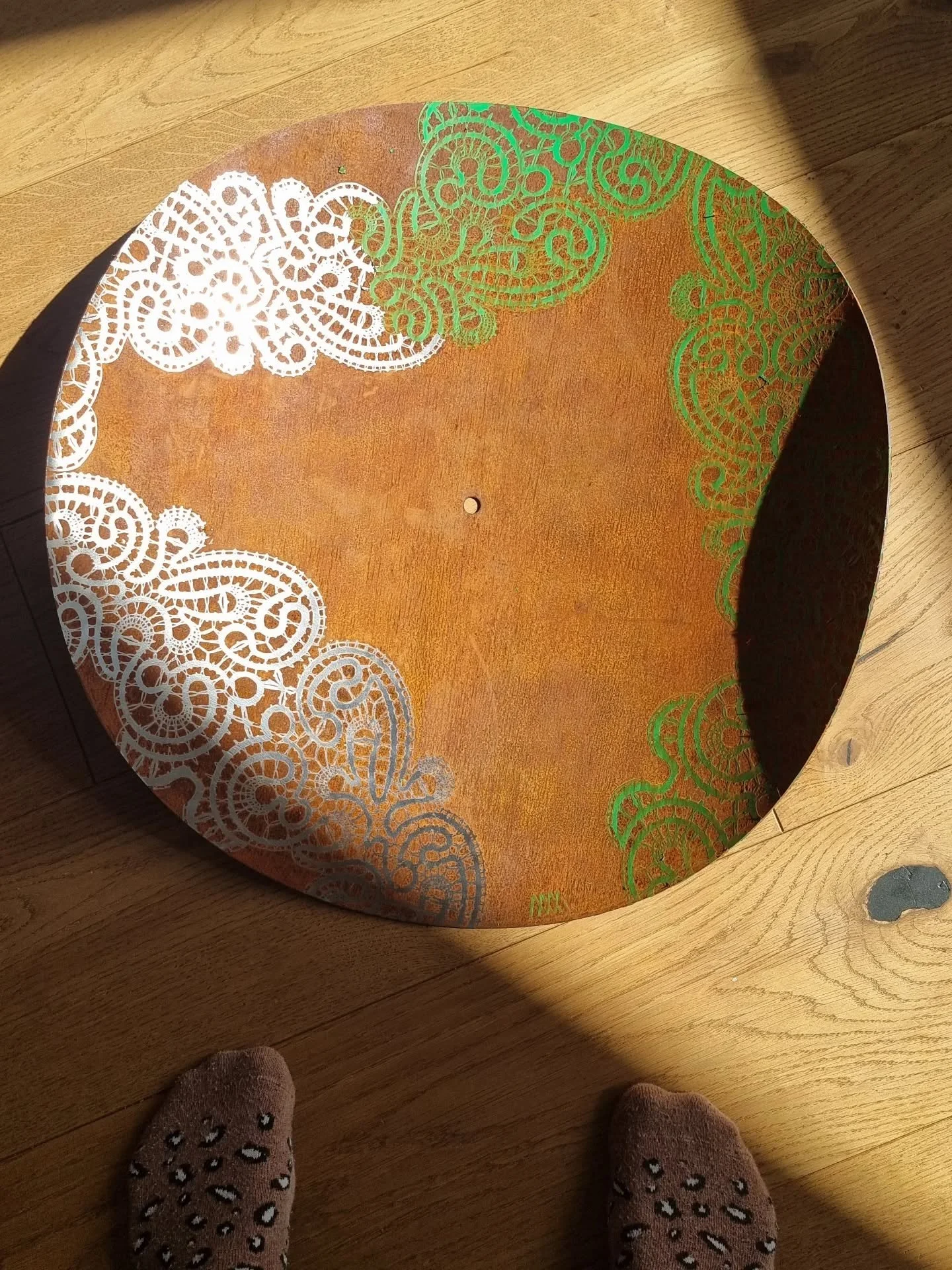 Nastaja &scaron;e ena viseča luč. 
Ti je v&scaron;eč ta vzorec?

Narisala ga je Zorka Rupnik in ga hranijo v Mestnem muzeju Idrija pod oznako ZR 323. Jaz sem ga pa &scaron;e malo predelala. 
Ko vanj posije sonce/svetloba pa zasije v vsej svoji lepoti