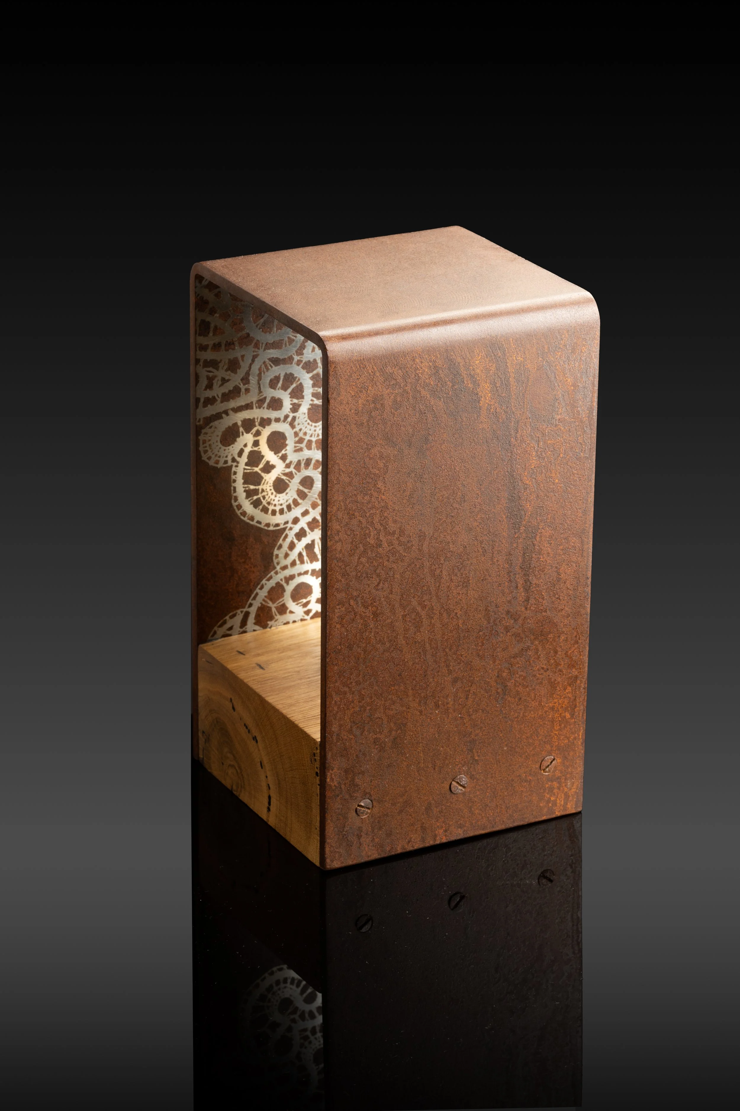 Table ZR 323 - lace inside, curved edges