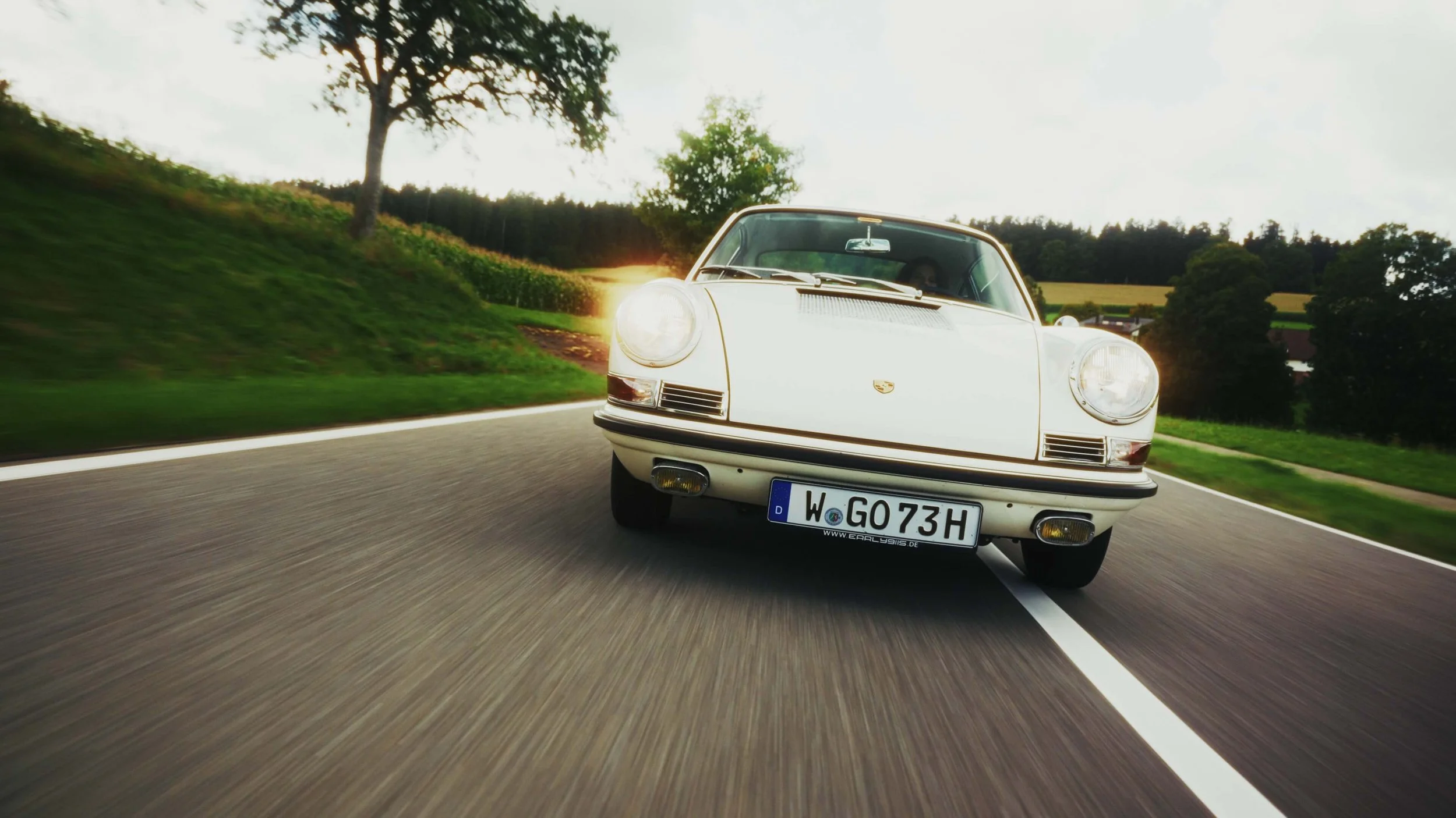 Ein 1960er Porsche auf einer Landstraße
