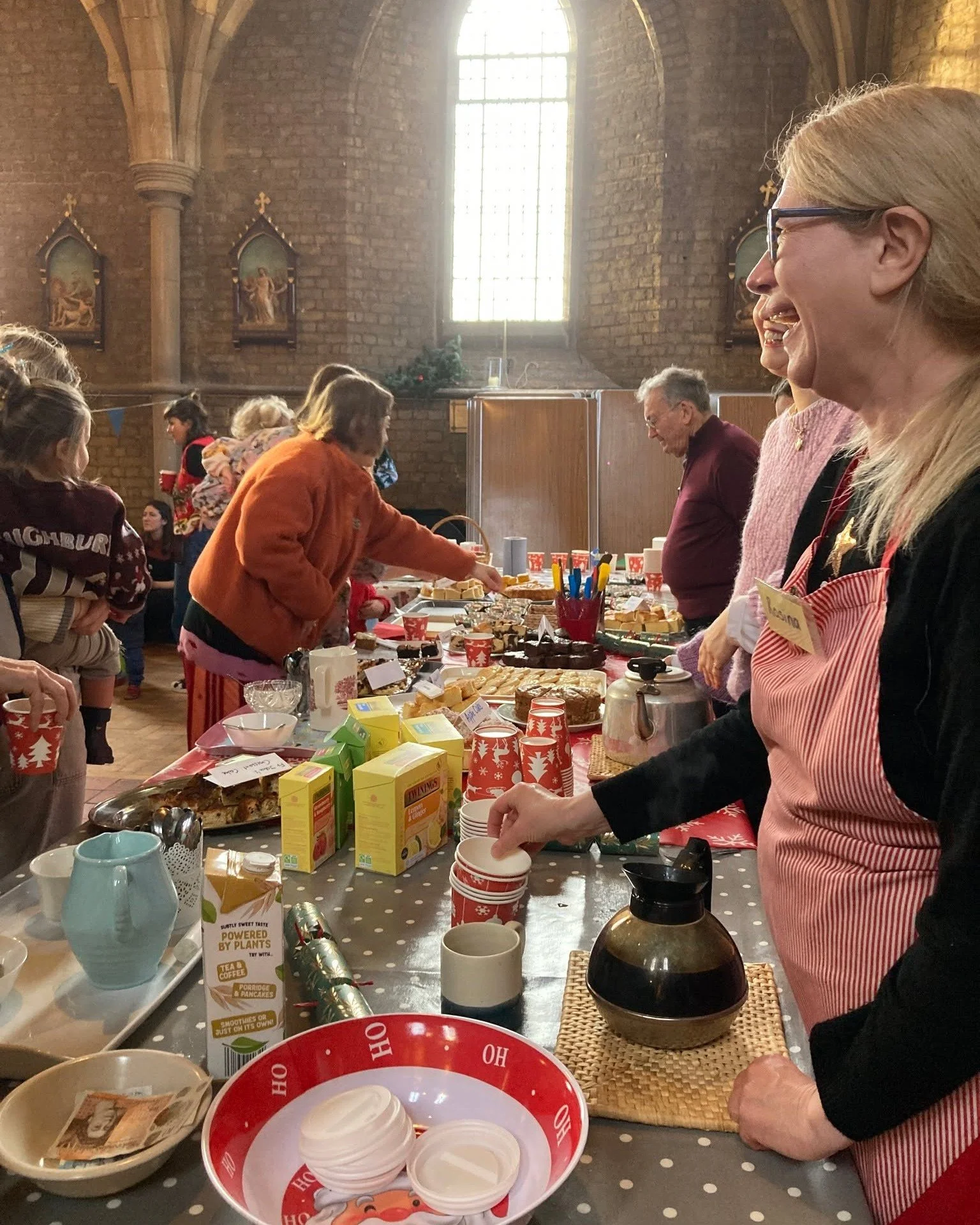 Sometimes it&rsquo;s not just about time for kids to play, it&rsquo;s also about time for you&hellip; and CAKE! 🍰

A happy welcome, a warm drink, and something homemade and sweet.
Our cake table has heard a lot of stories, shared plenty of smiles, a