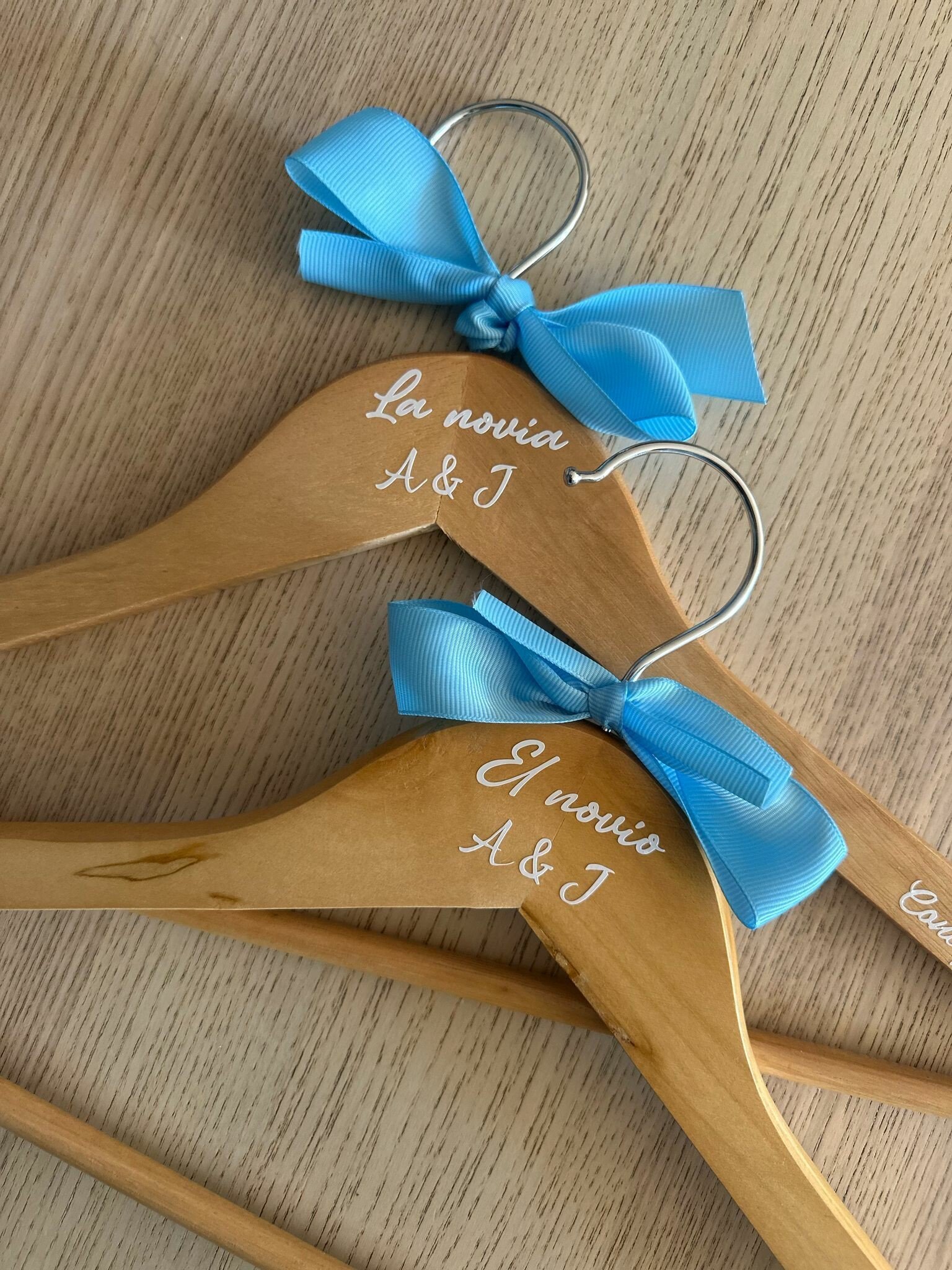 Perchas madera - La Novia de Brighton | Batas personalizas y regalos de Novias