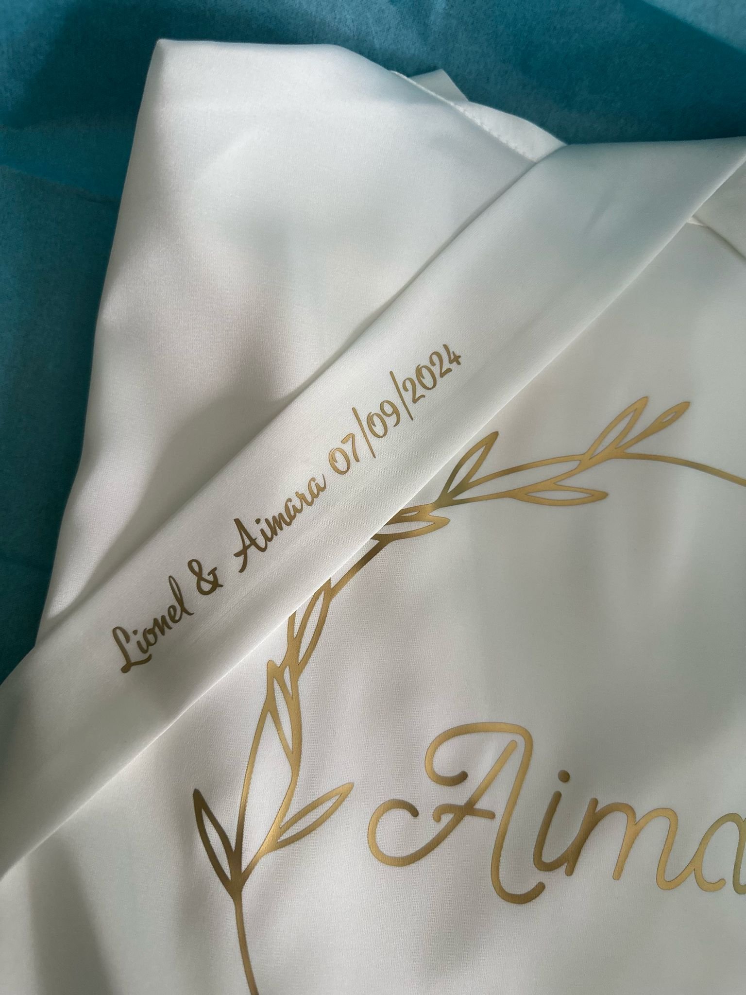 Detalle extra en lazada - La Novia de Brighton | Batas personalizas y regalos de Novias