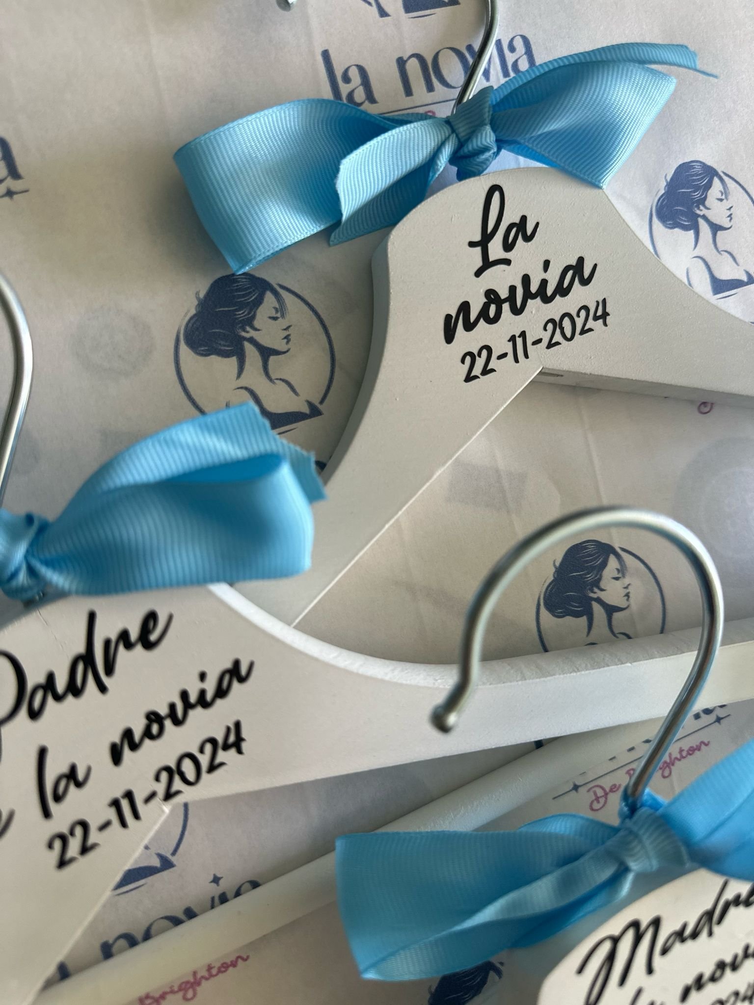 Perchas madera - La Novia de Brighton | Batas personalizas y regalos de Novias