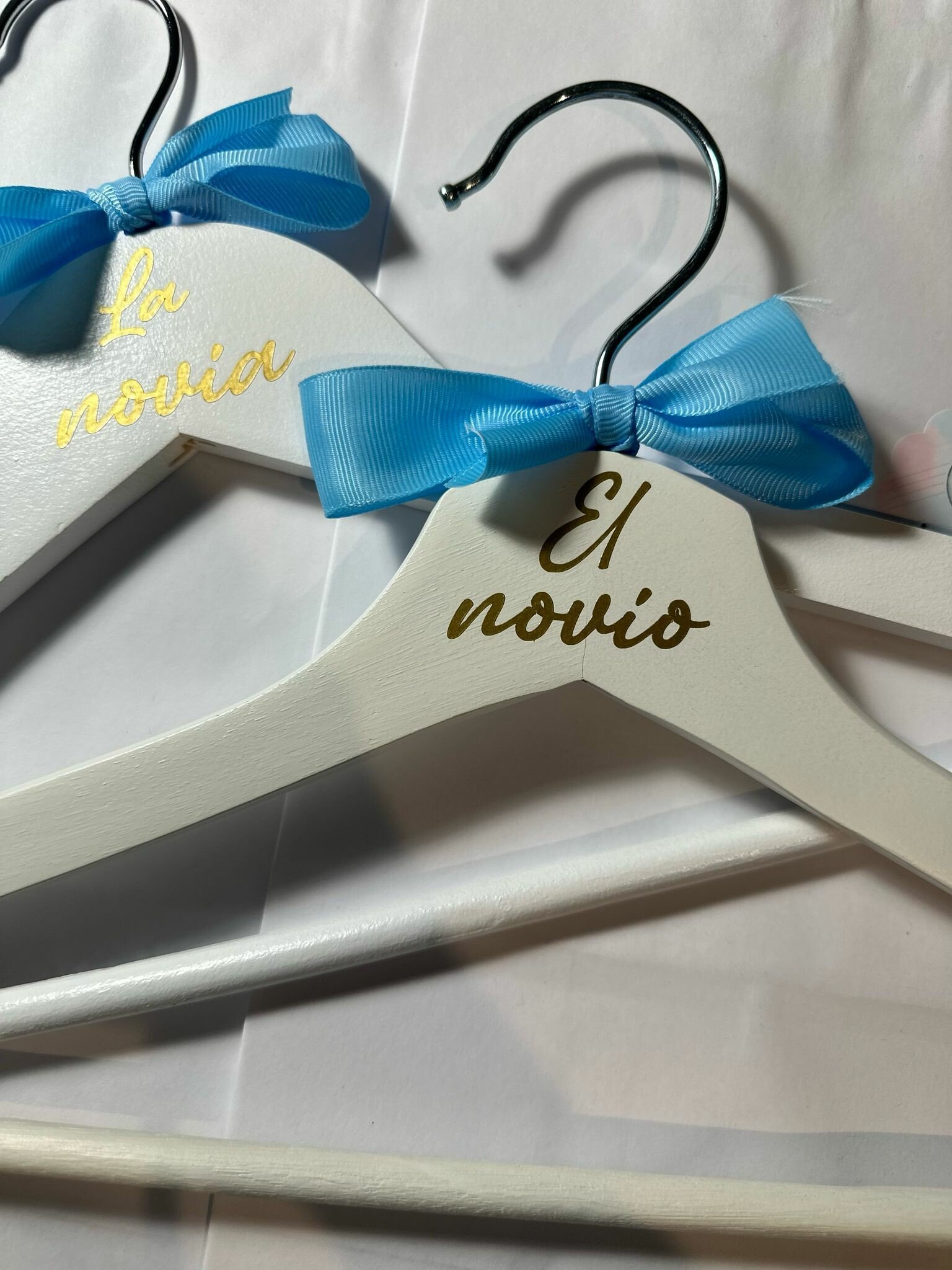 Perchas madera - La Novia de Brighton | Batas personalizas y regalos de Novias