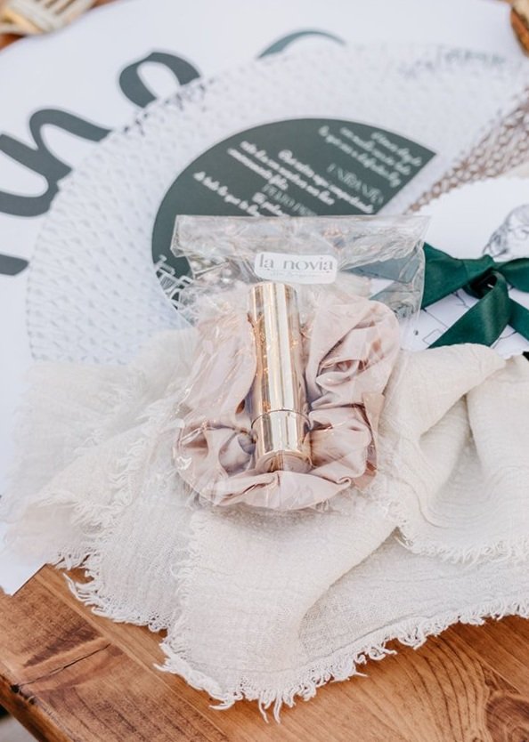 Kit regalo coletero y labial - La Novia de Brighton | Batas personalizas y regalos de Novias