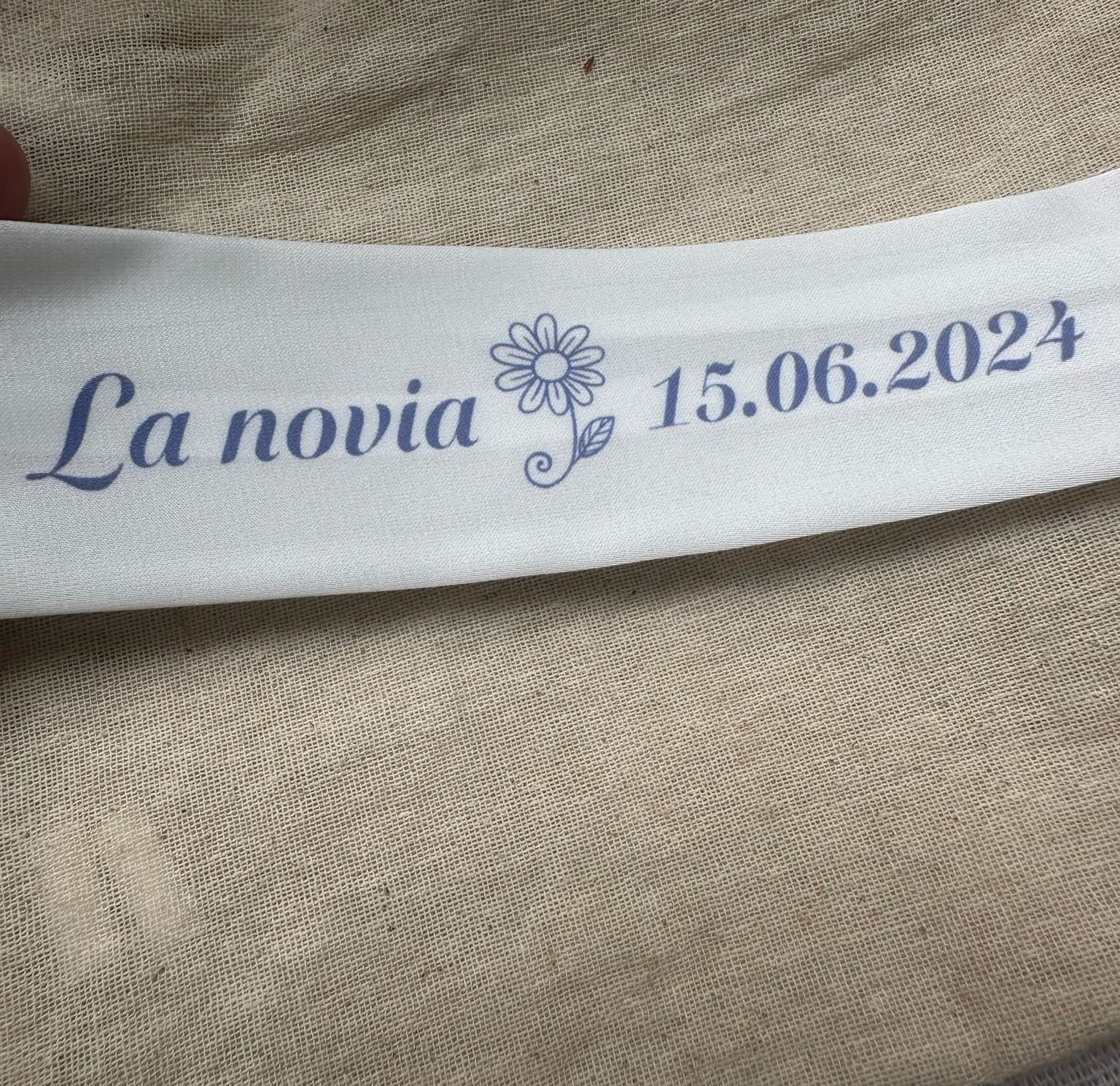 Detalle extra en lazada - La Novia de Brighton | Batas personalizas y regalos de Novias