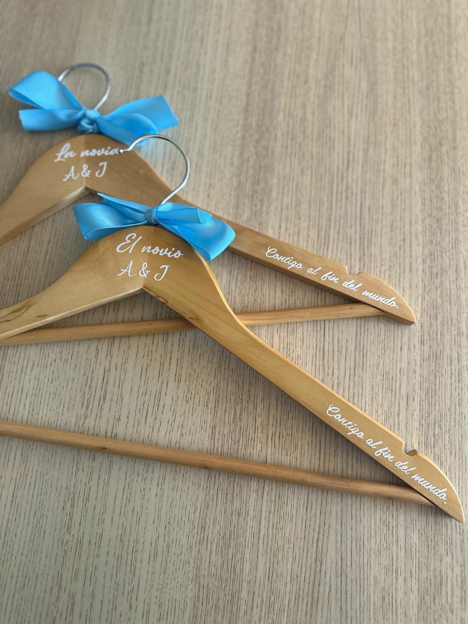 Perchas madera - La Novia de Brighton | Batas personalizas y regalos de Novias