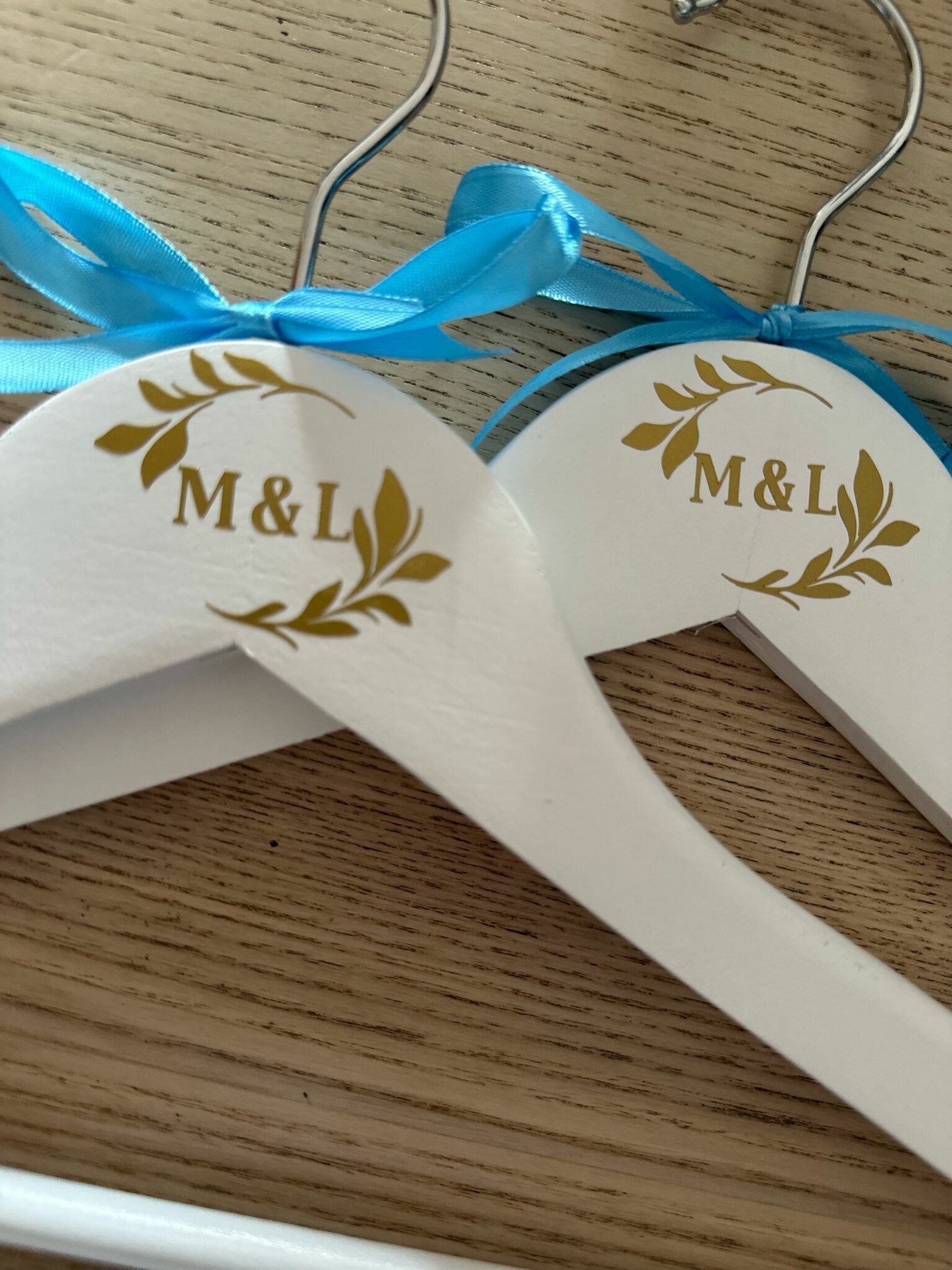 Perchas madera - La Novia de Brighton | Batas personalizas y regalos de Novias