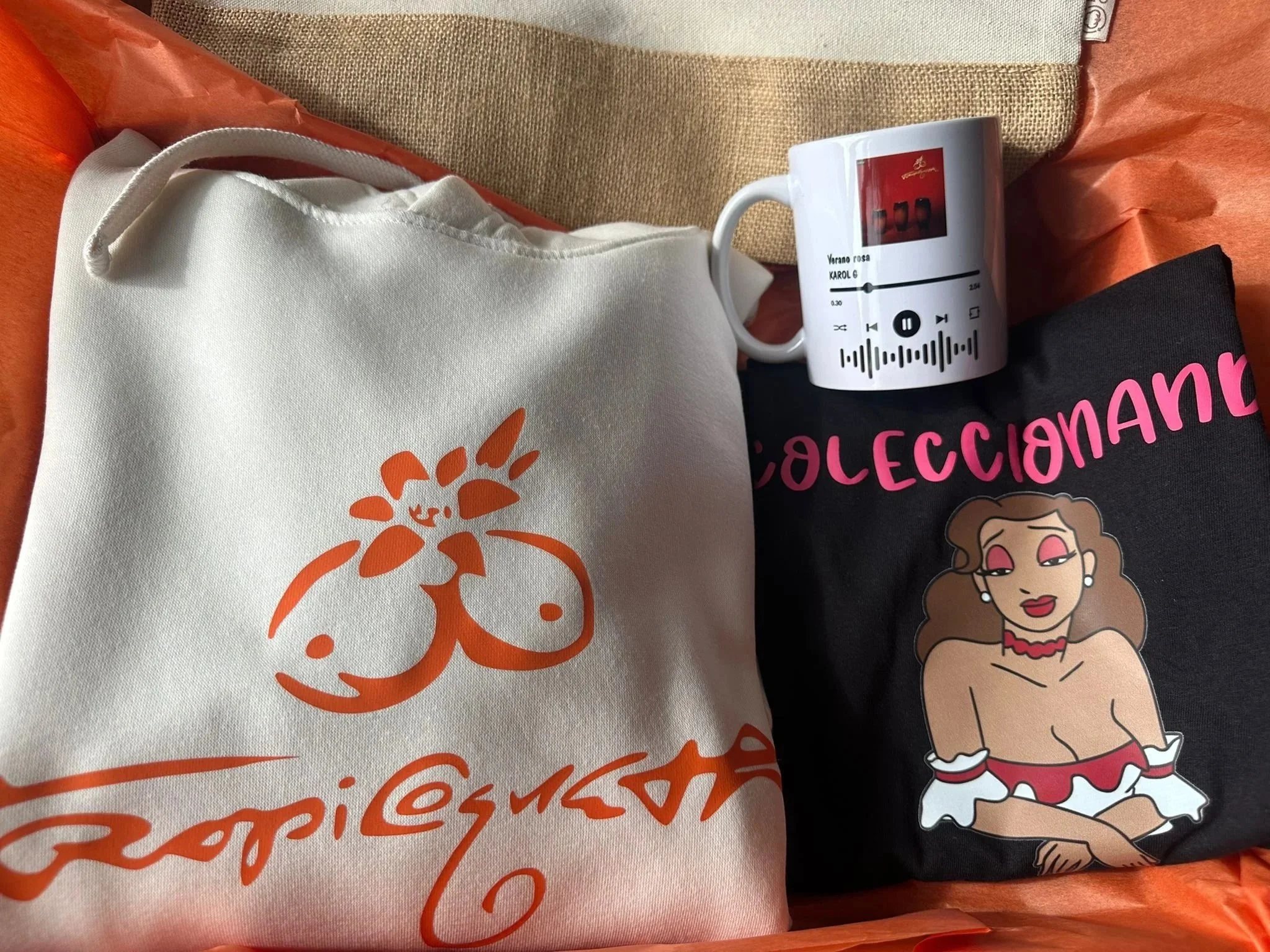 Caja Trópicoqueta – Edición Especial Karol G - La Novia de Brighton | Batas personalizas y regalos de Novias