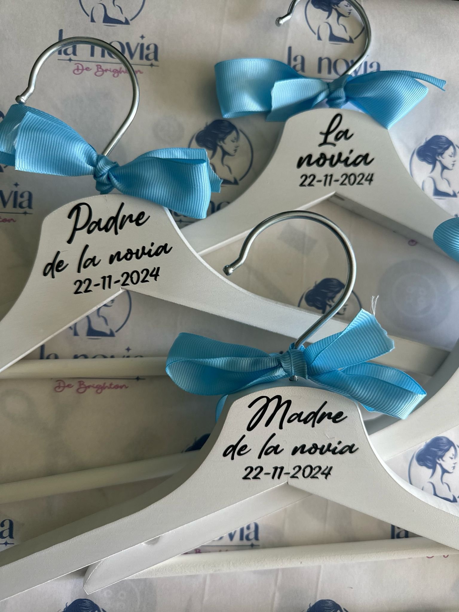 Perchas madera - La Novia de Brighton | Batas personalizas y regalos de Novias