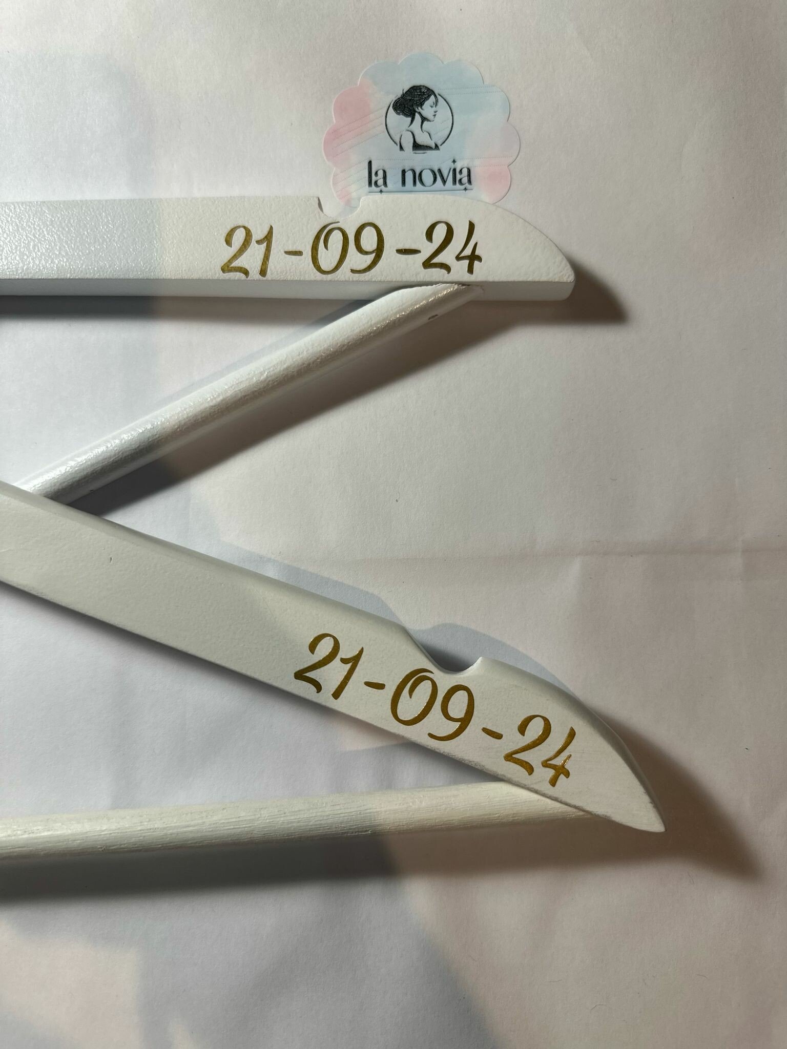 Perchas madera - La Novia de Brighton | Batas personalizas y regalos de Novias