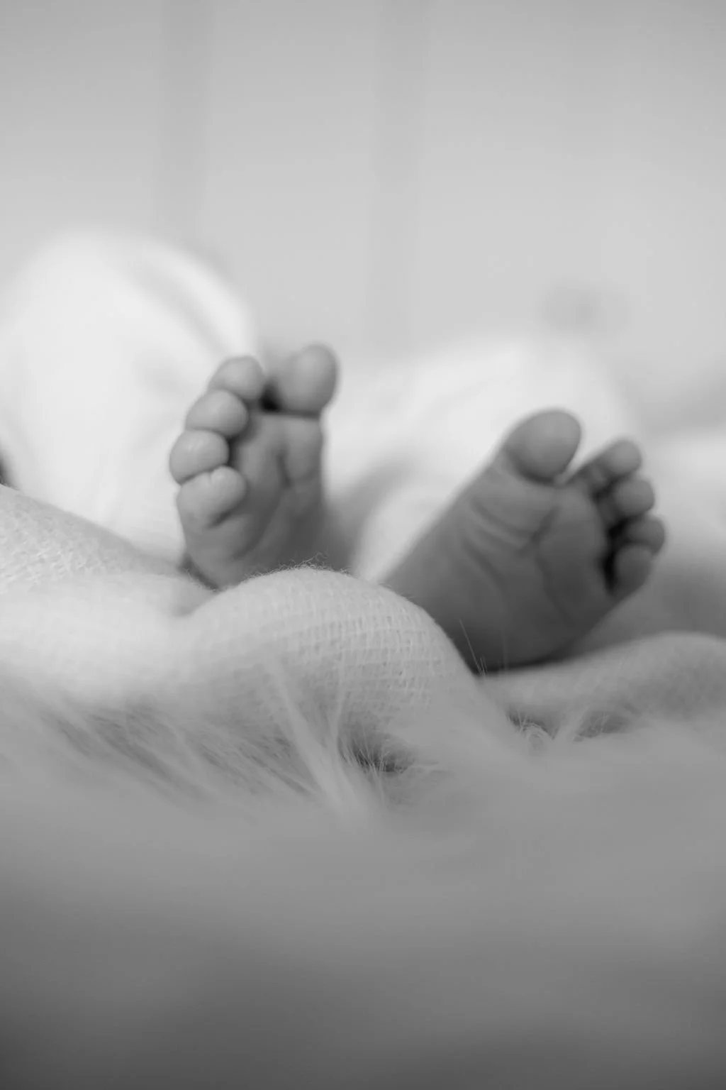 Schwarz-Weiß-Foto von kleinen Babyfüßen.jpg