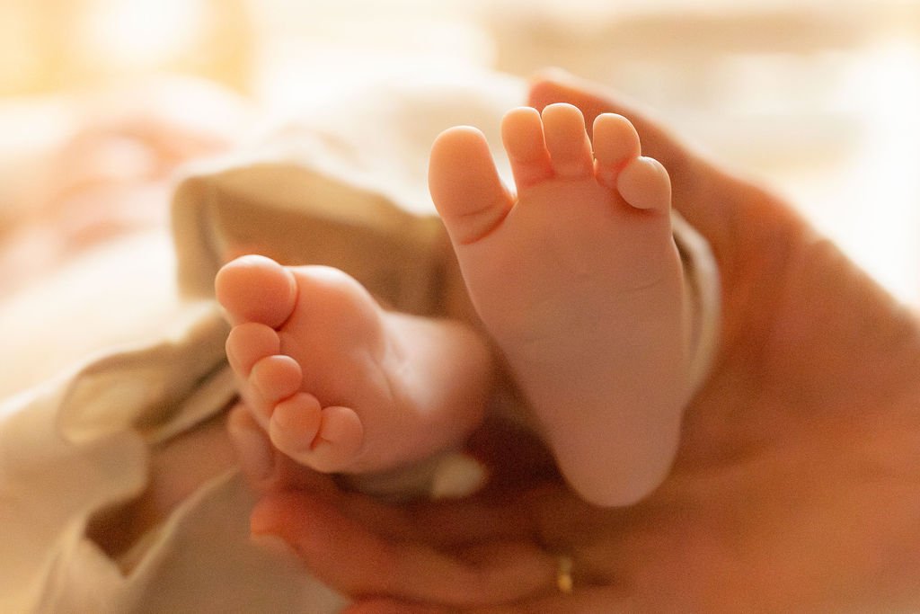 kleine und hübsche Babyfüße.jpg