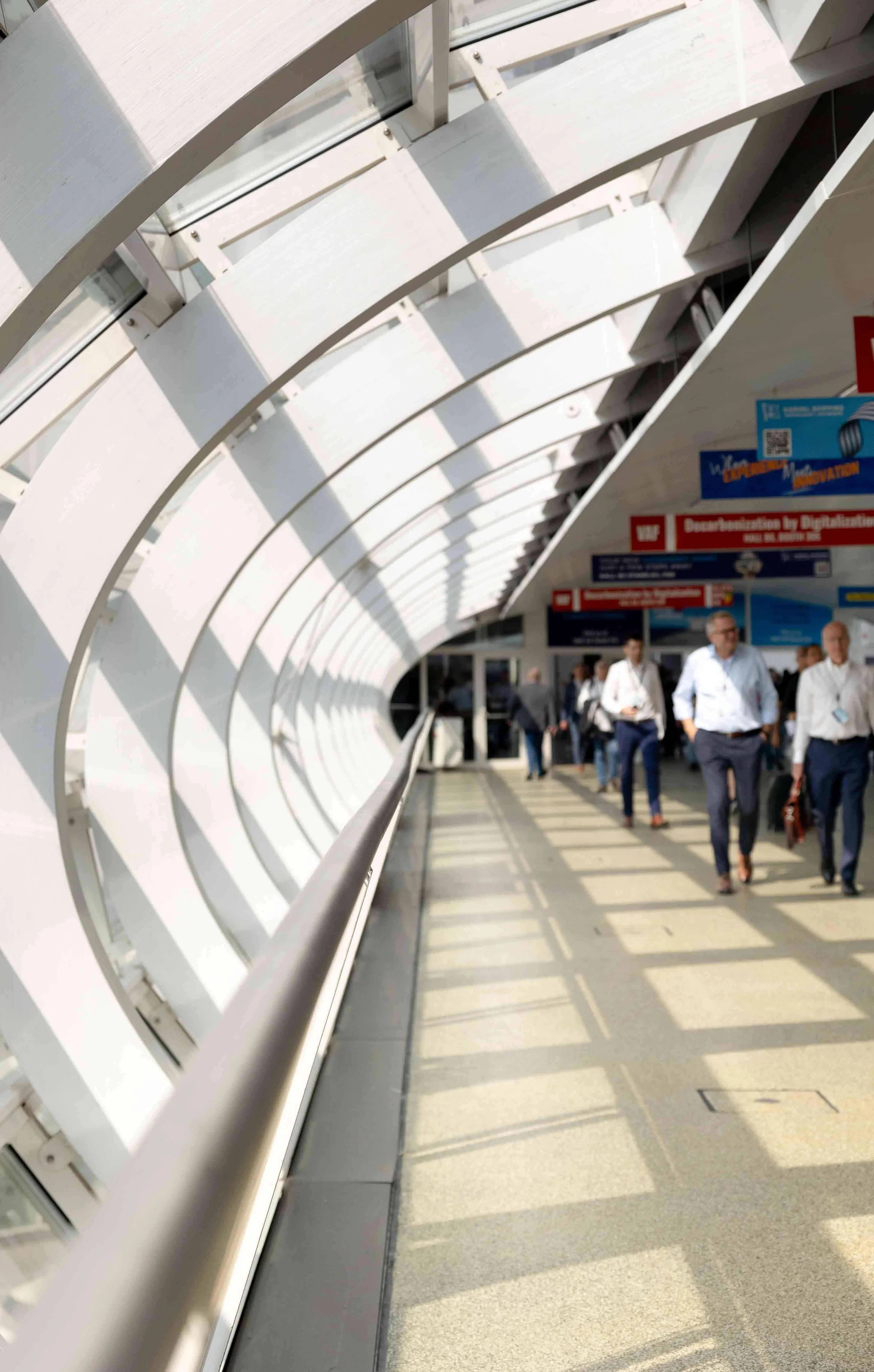 Aufnahme eines Flurs mit unscharfen Personen rechts.jpg