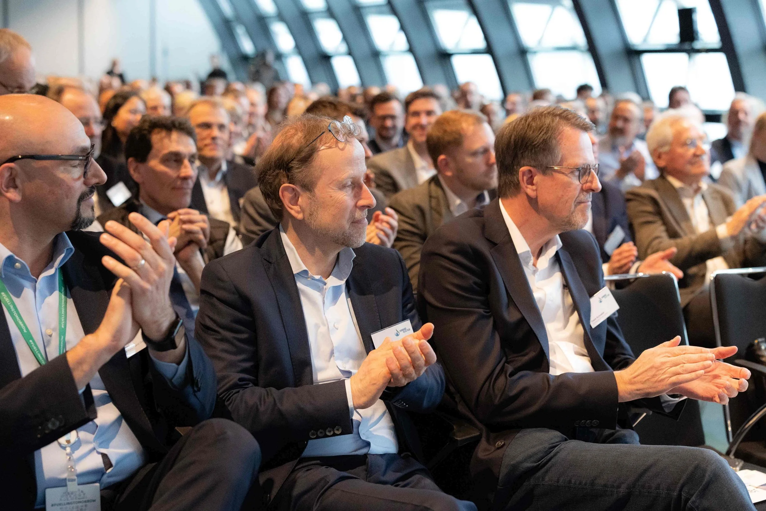 Business-Foto zeigt Teilnehmende auf einer Konferenz, die einer Präsentation zuhören..jpg