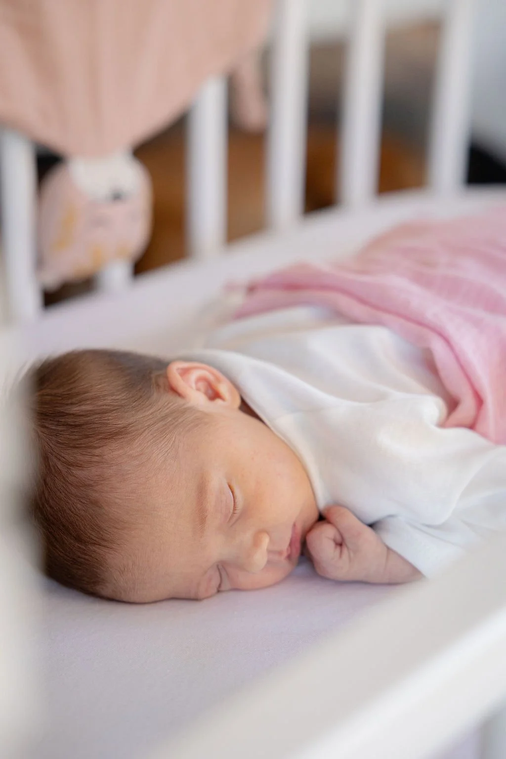 Das Baby schläft süß in seinem Bettchen..jpg