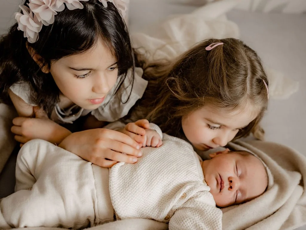 Foto des Babys und seiner Schwestern.jpg