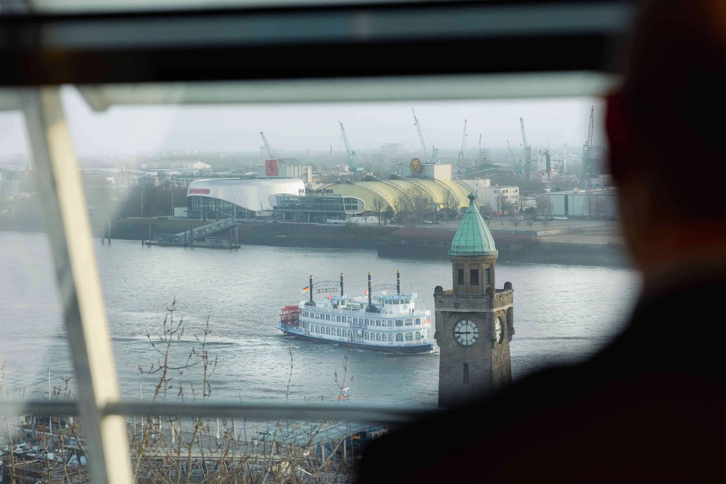 Aufnahme aus dem Verkehr mit einem weißen Schiff.jpg