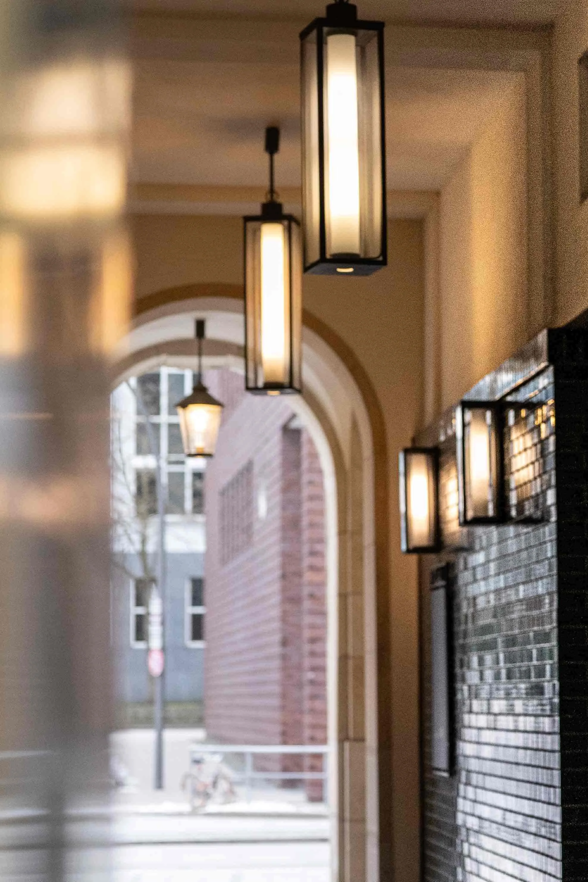 Interieur-Foto mit auffälligen Deckenlampen.jpg