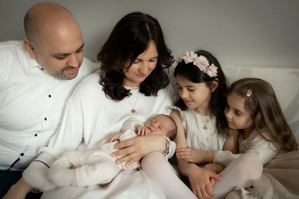Foto der ganzen Familie, die sich über das neue Familienmitglied freut.jpg