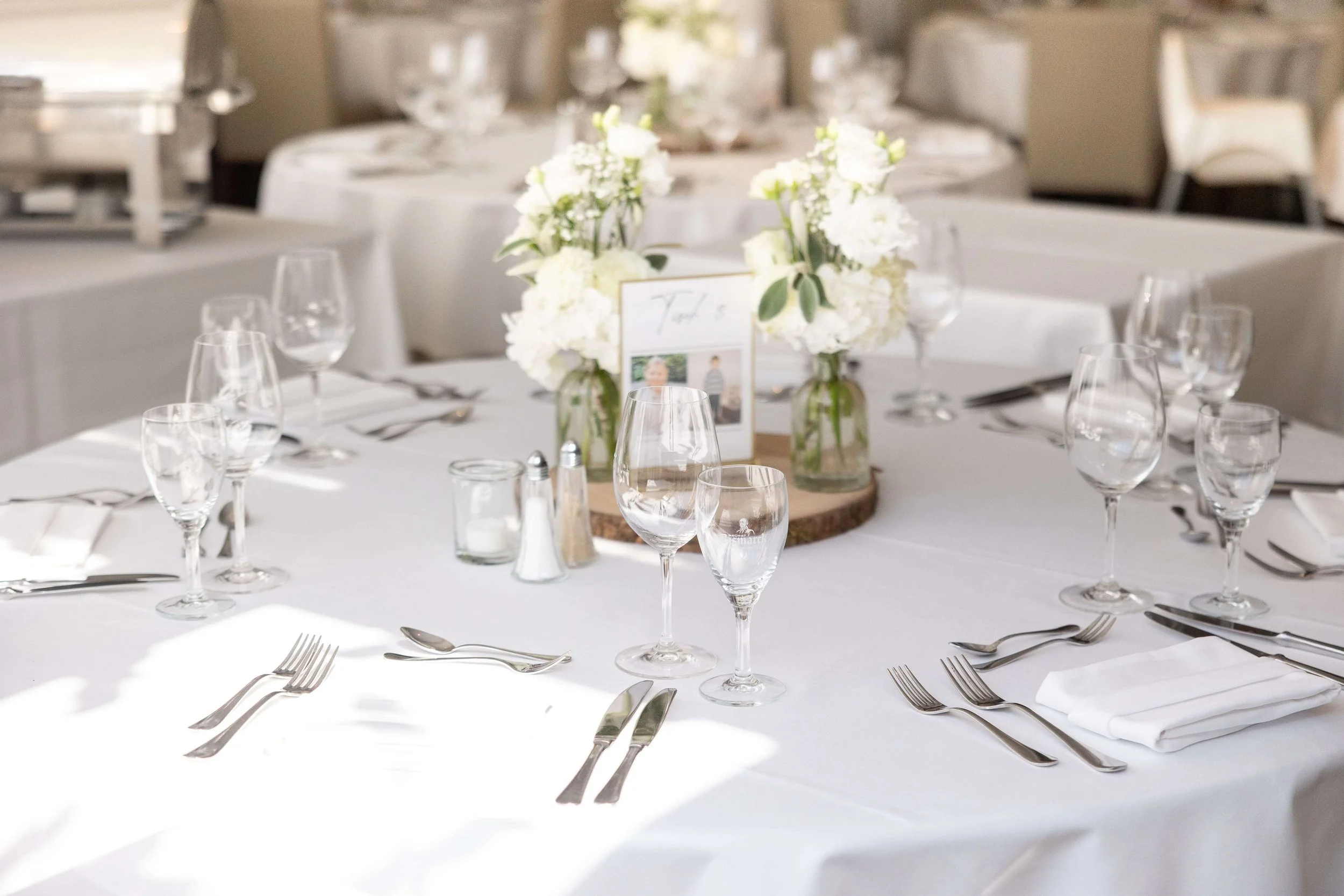 Foto eines geschmückten Hochzeitstisches mit Gläsern.jpg