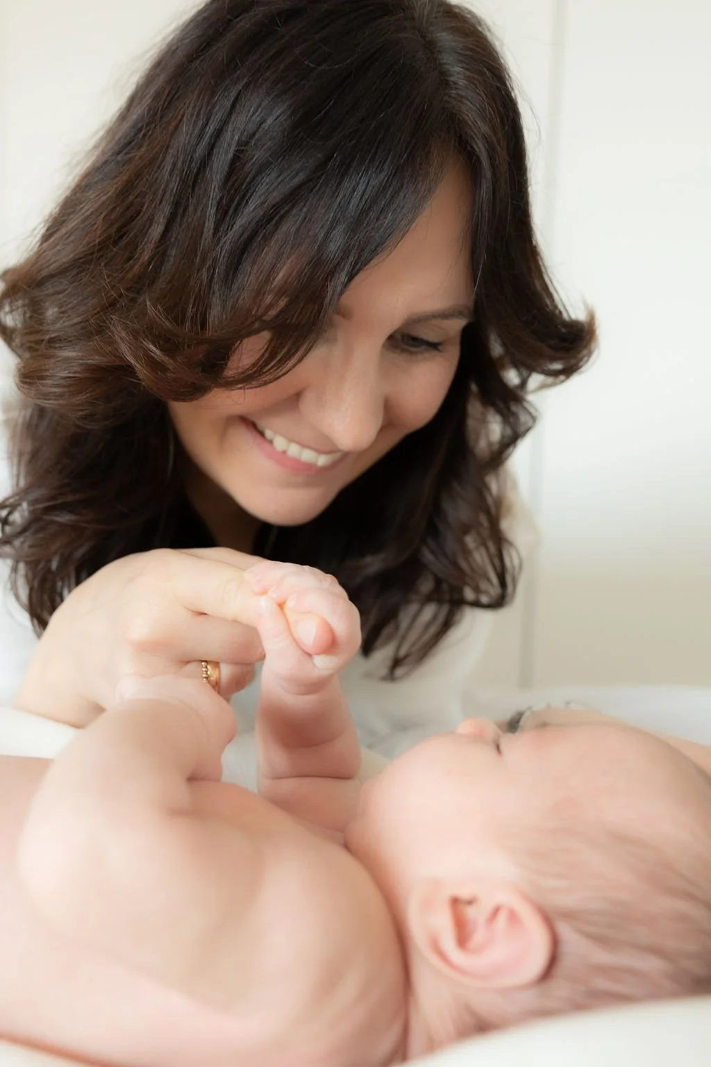 Das Baby hat sich an Mamas Finger festgeklammert und hält ihn fest..jpg