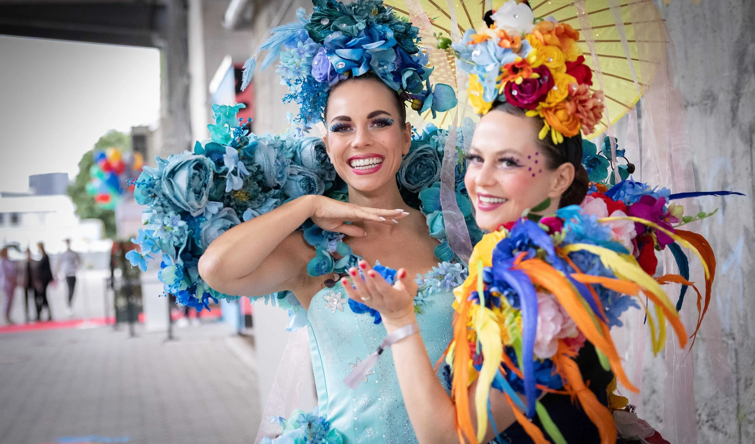 zwei Frauen in Maskenkostümen.jpg