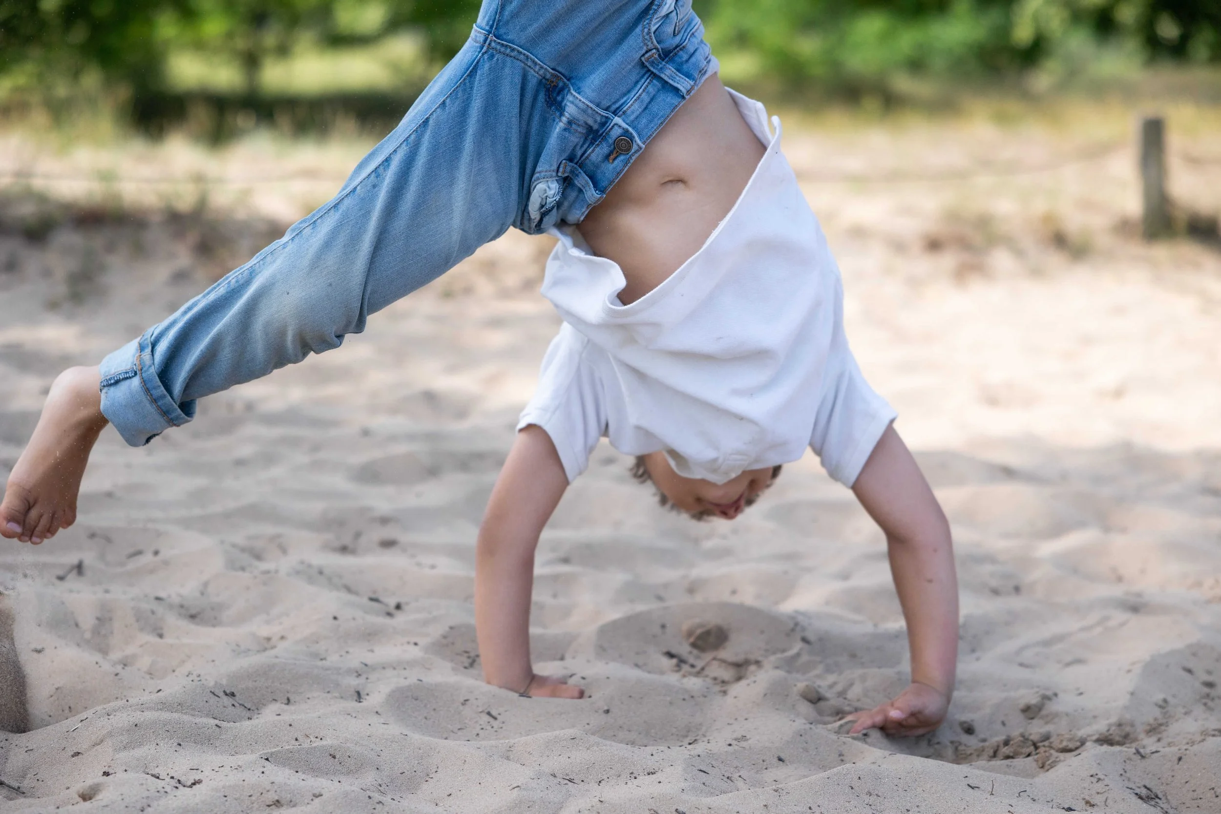 Der Junge macht ein Rad im Sand..jpg