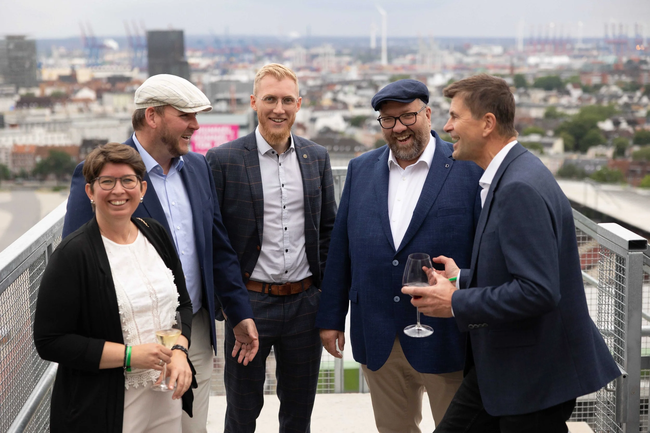 Fünf Personen unterhalten sich nett bei einer Veranstaltung..jpg