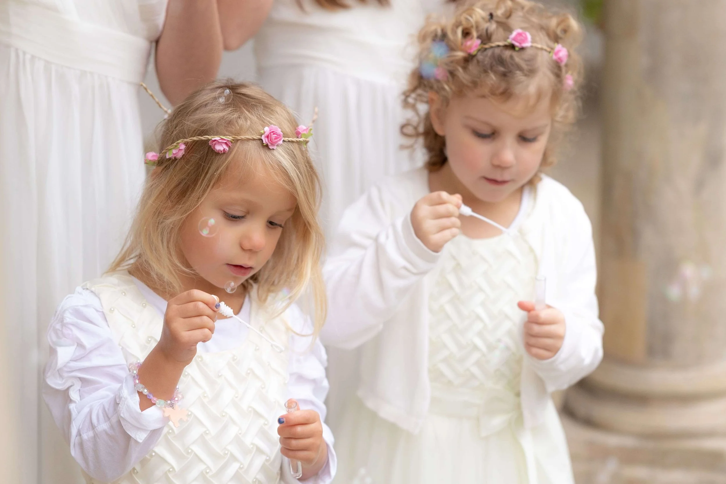 Zwei süße Mädchen in weißen Kleidern blasen Seifenblasen..jpg