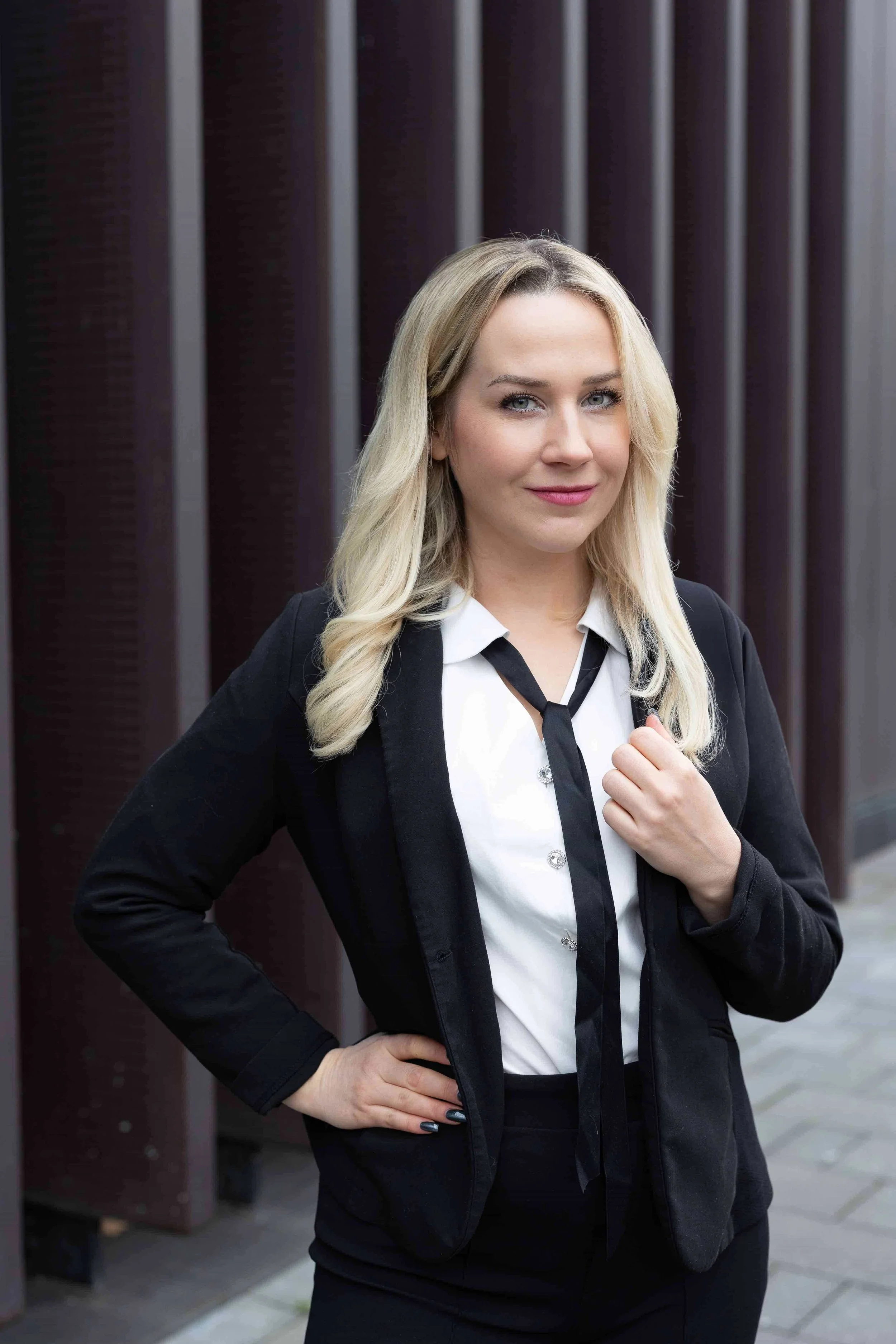 Business-Foto einer Frau im Anzug mit Krawatte.jpg