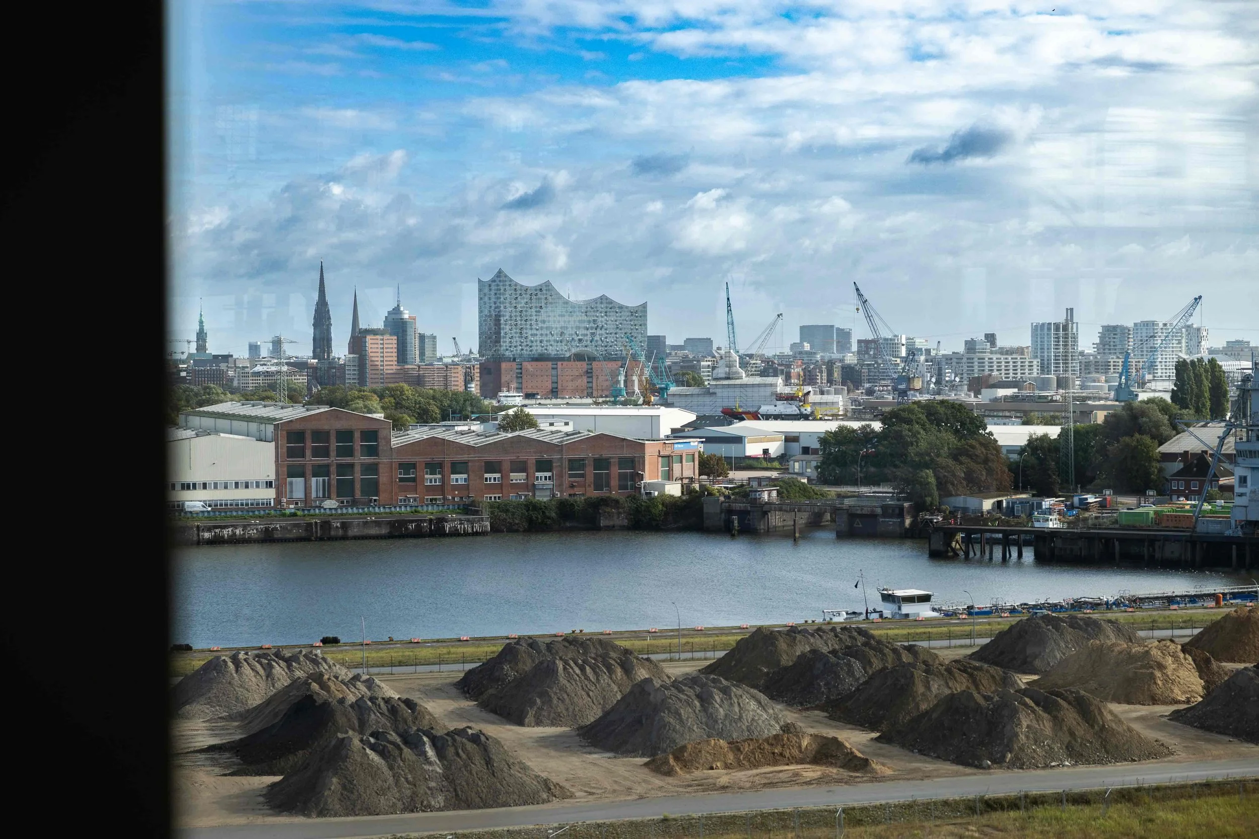 Aufnahme aus dem Hamburger Verkehr mit Blick auf die Elbphilharmonie.jpg