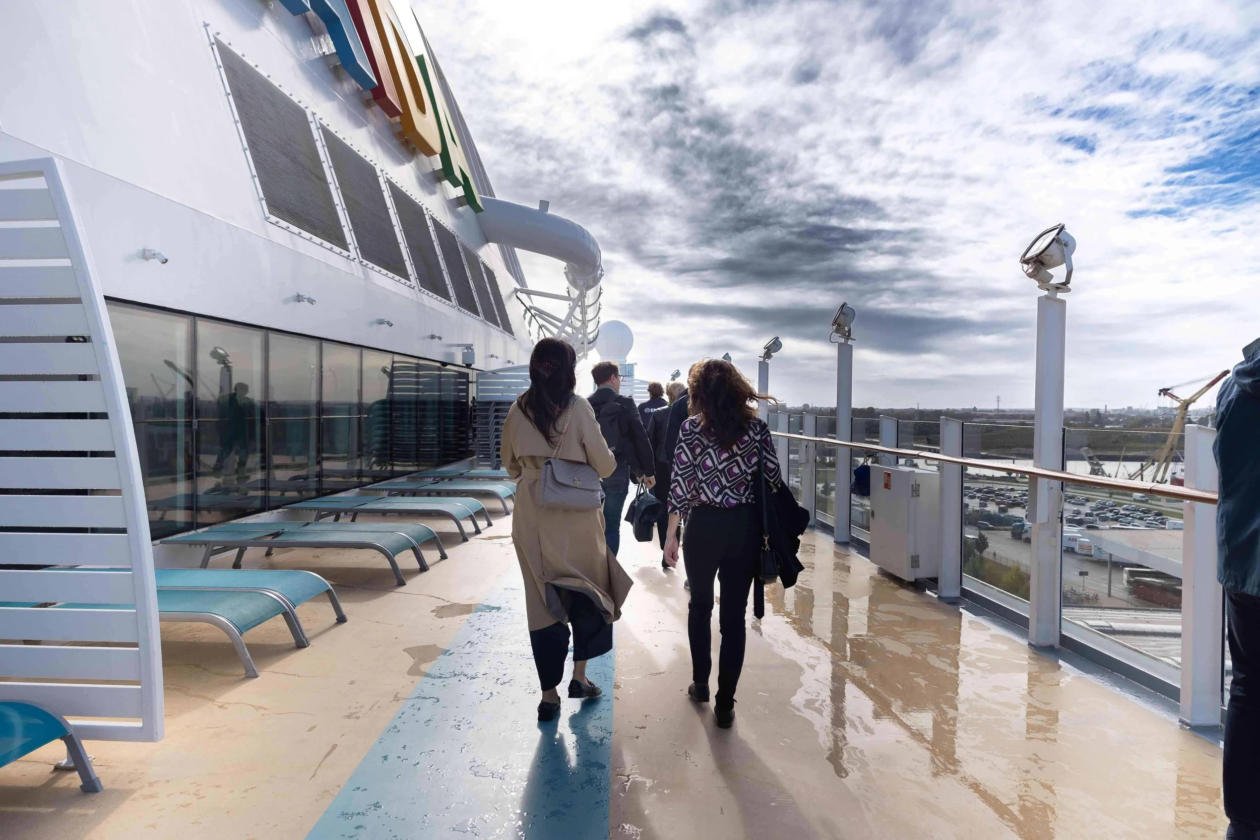 Aufnahme von Menschen, die nach vorne gehen.jpg