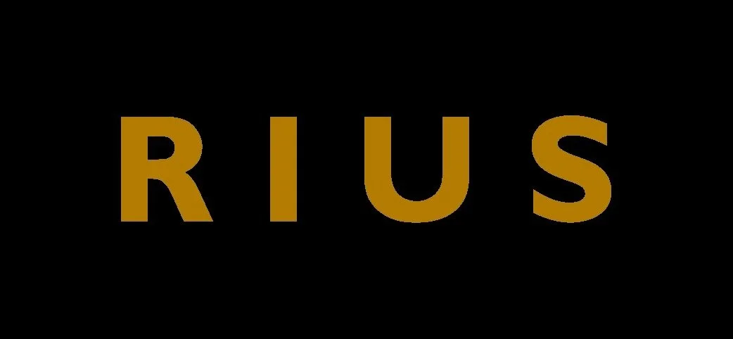 La imagen muestra la palabra "RIUS" en letras amarillas sobre un fondo negro.