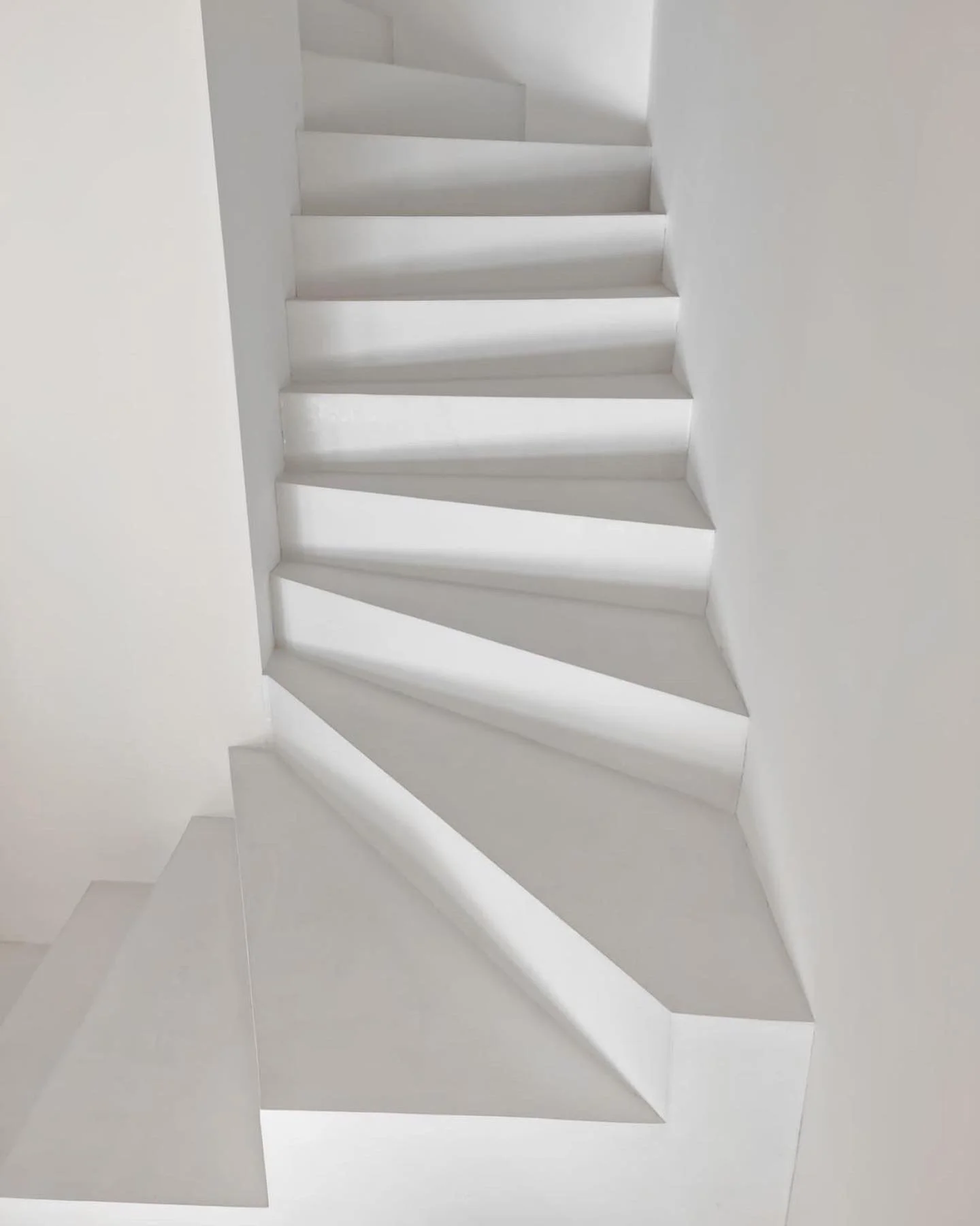 Weiße Treppe in einem modernen, minimalistischen Raum.