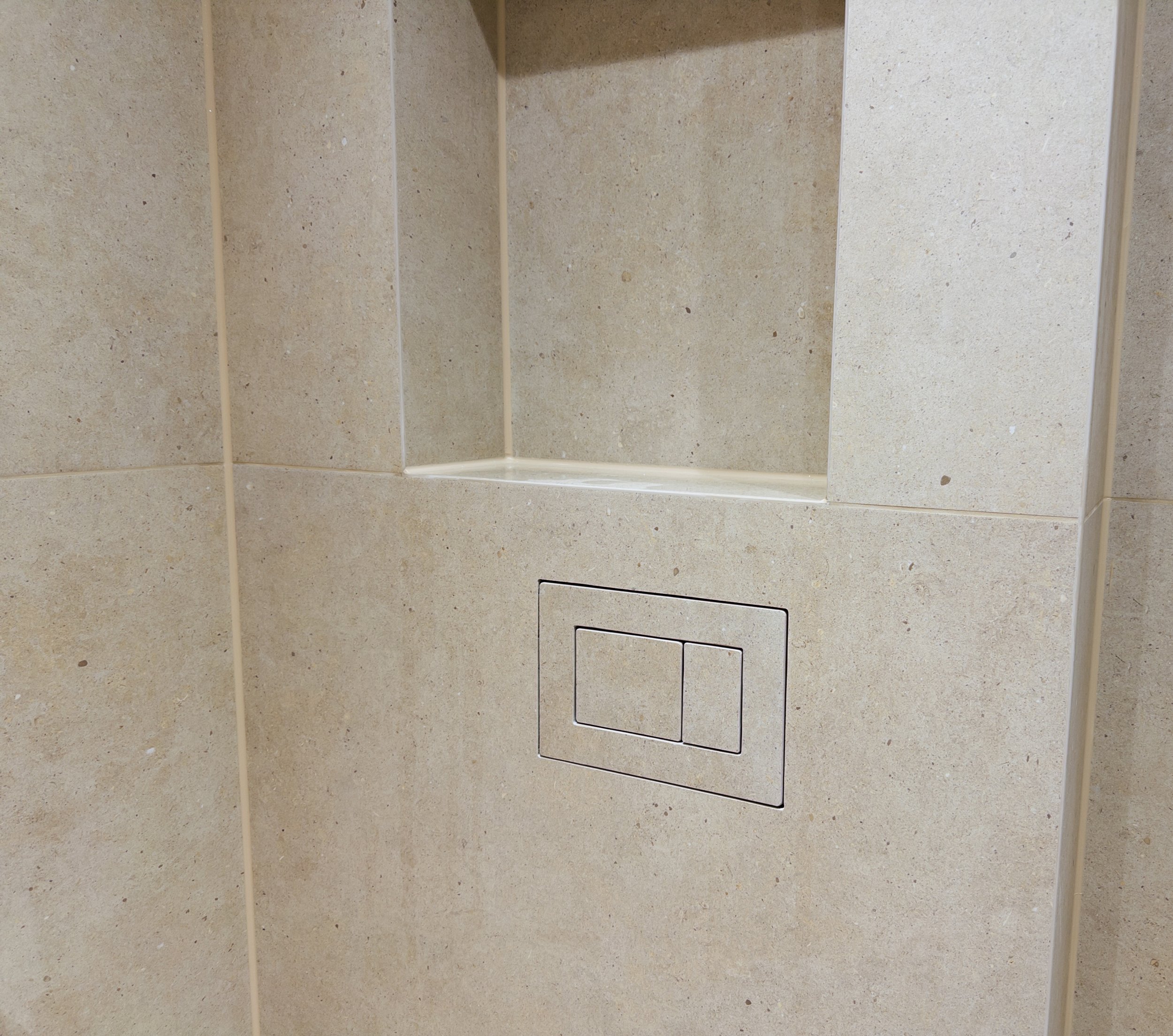 Badezimmerwand mit aufgebautem Nieschteck an der Wand und verdecktem Spülkasten