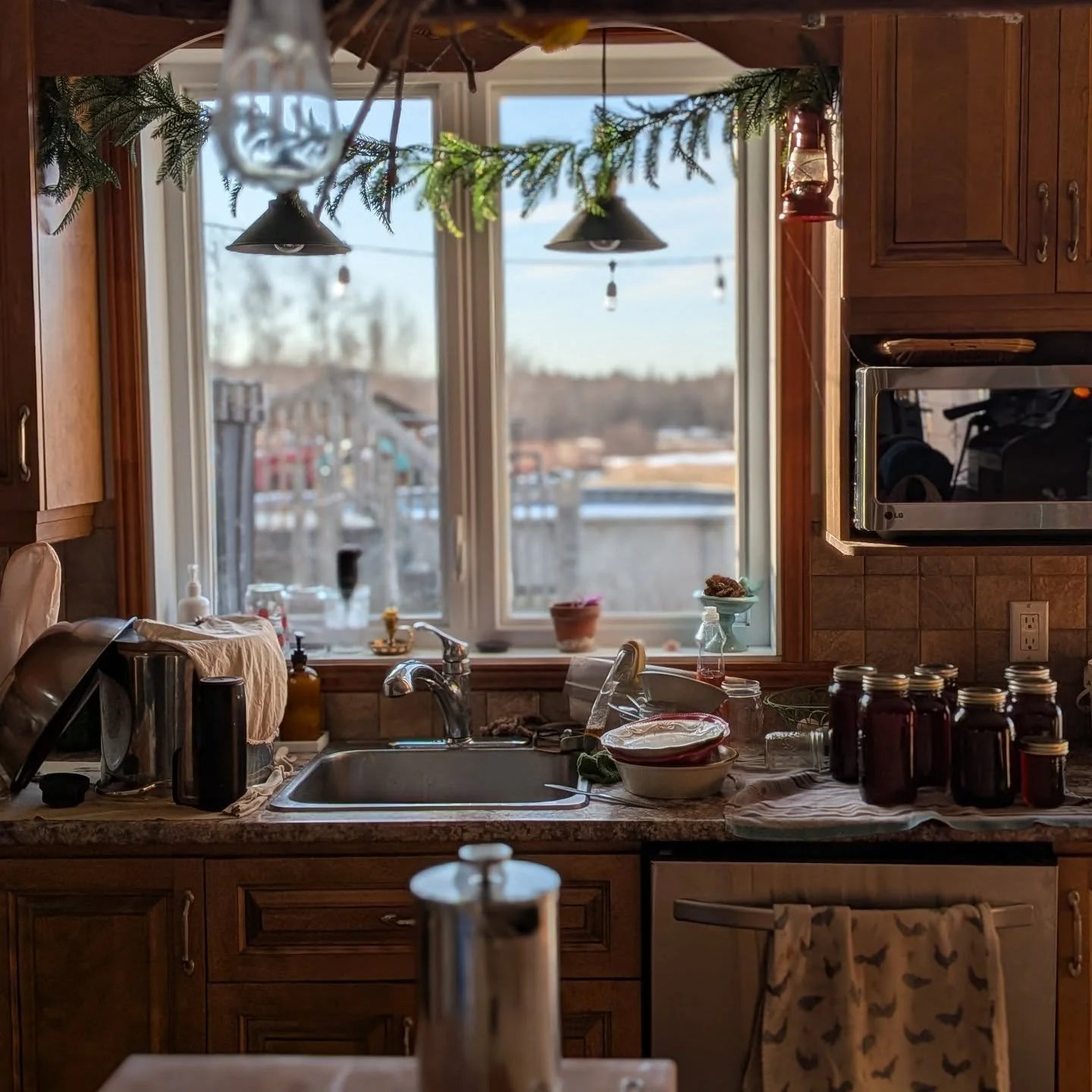 "Old Time Instagram"
J'aime ma cuisine pleine de vie et totalement parfaite pour ma p'tite famille et moi. Quoi que...je ne d&eacute;testerais pas avoir un plus gros &eacute;vier parfois! 😁

#oldinstagram #homemade #kitchenlife #homemaking