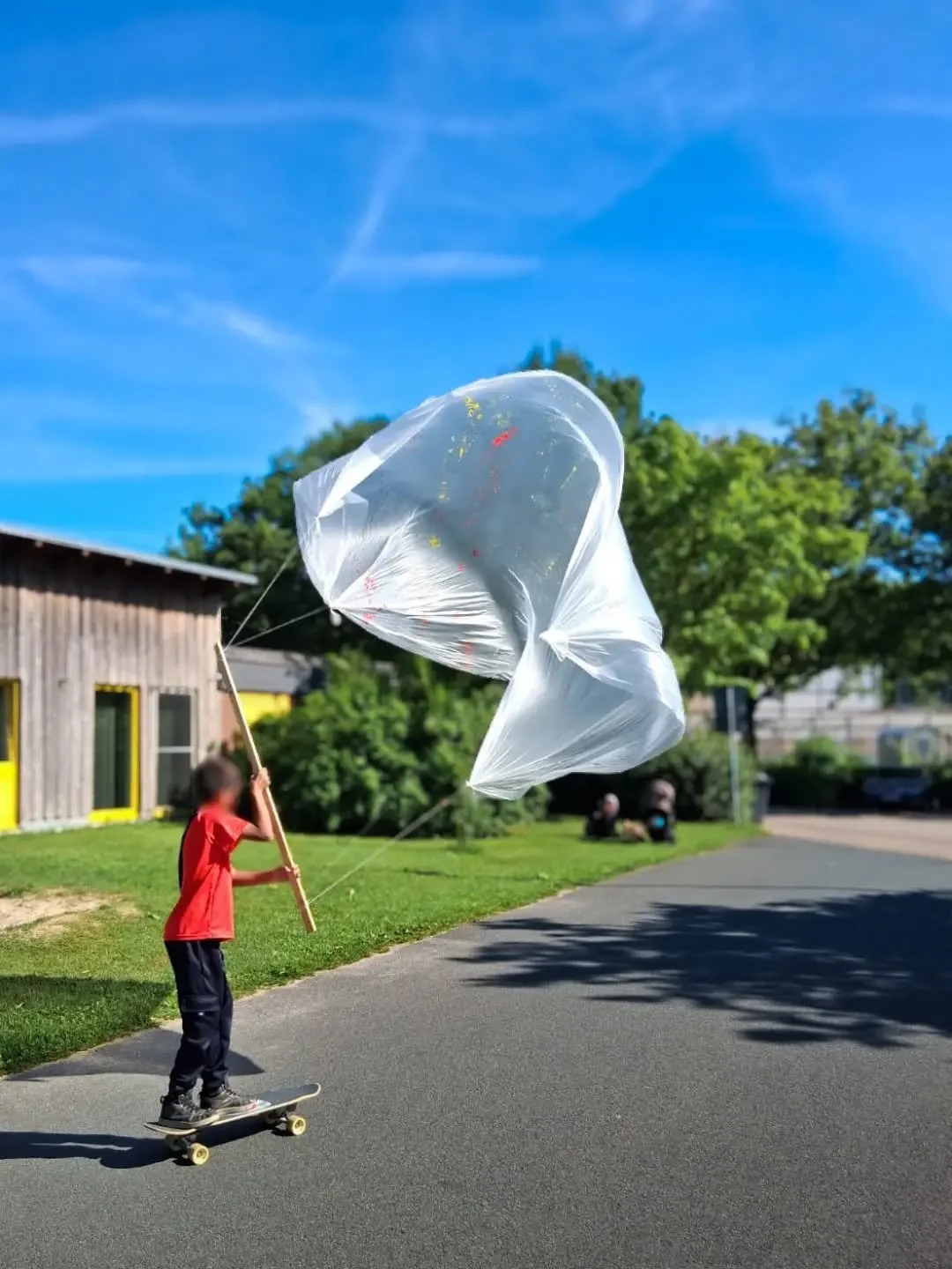 Es ist immer wieder sch&ouml;n zu erleben, was f&uuml;r kreative Ideen junge Menschen haben. Heute wurde kurzerhand aus der Schutzplane von unserer Bankbemalungswoche ein riesiger Drachen gebaut!