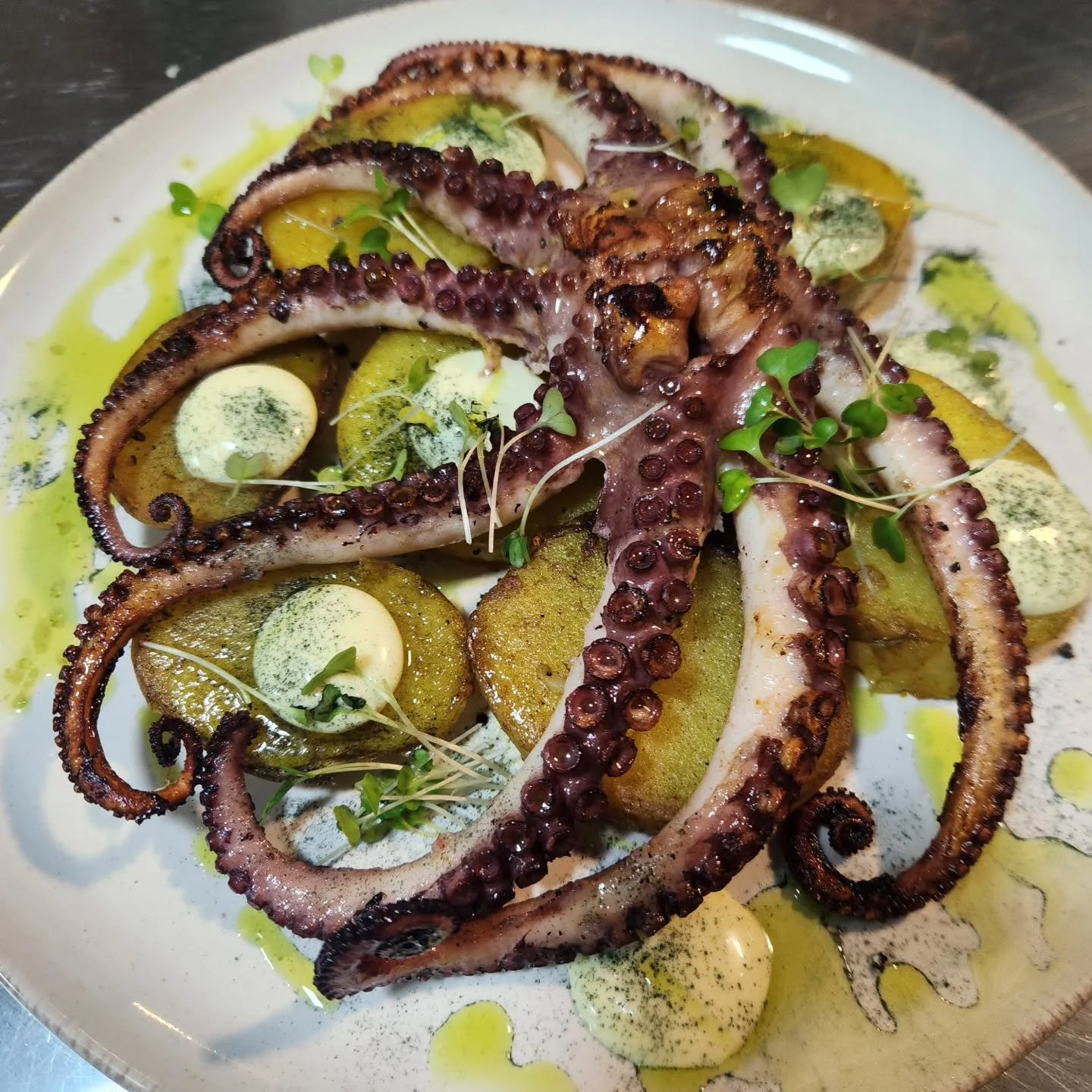 Polvo grelhado com batatas e aioli