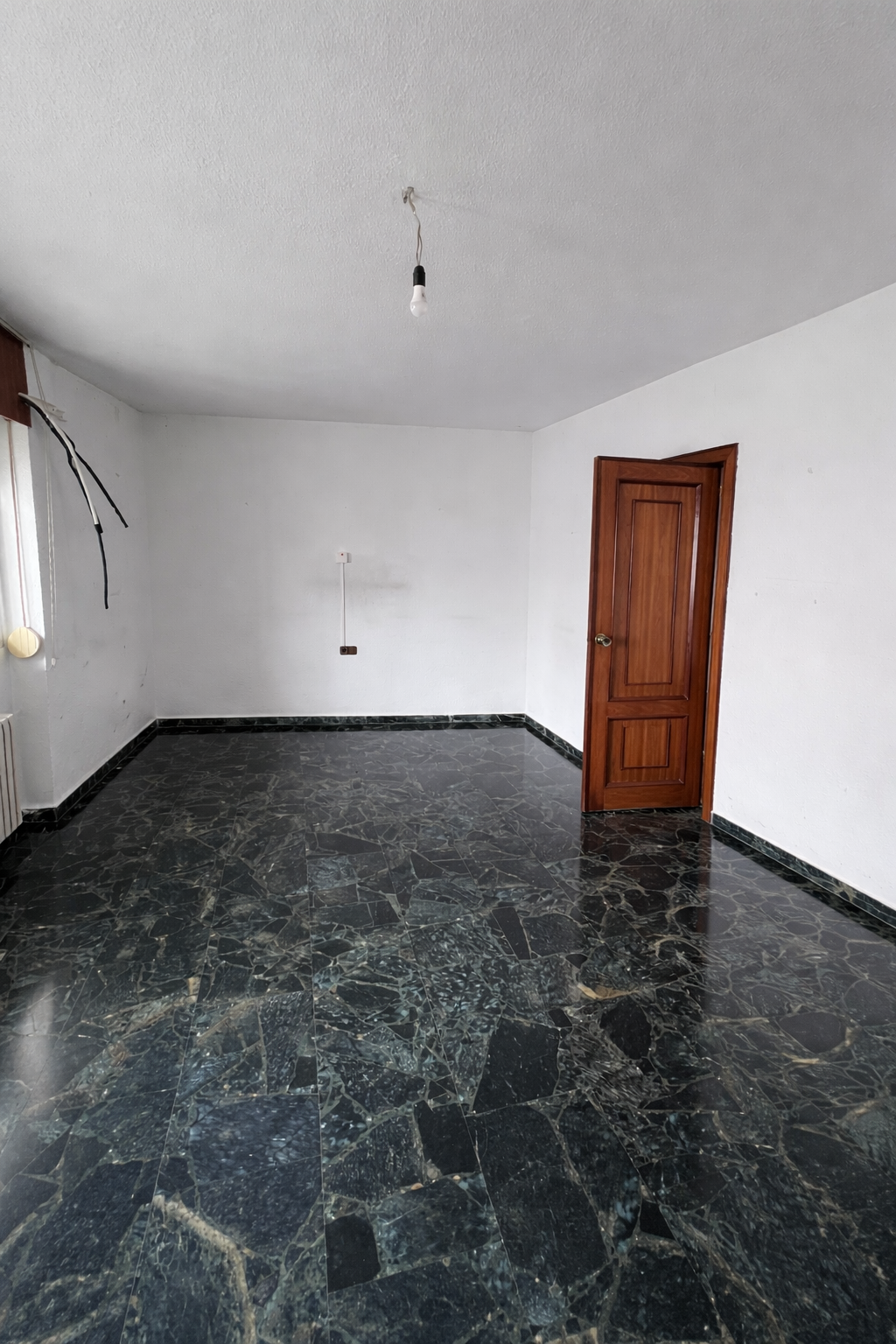 Sala vacía con suelos de mármol.png