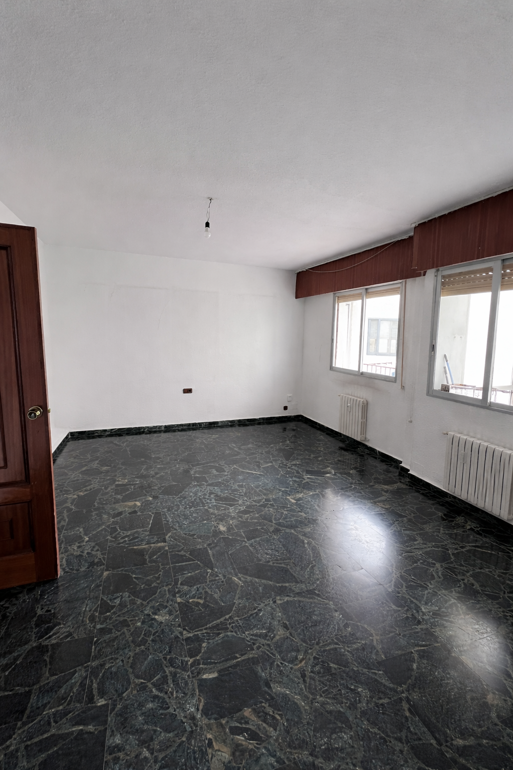 Sala vacía con suelos de mármol copia.png
