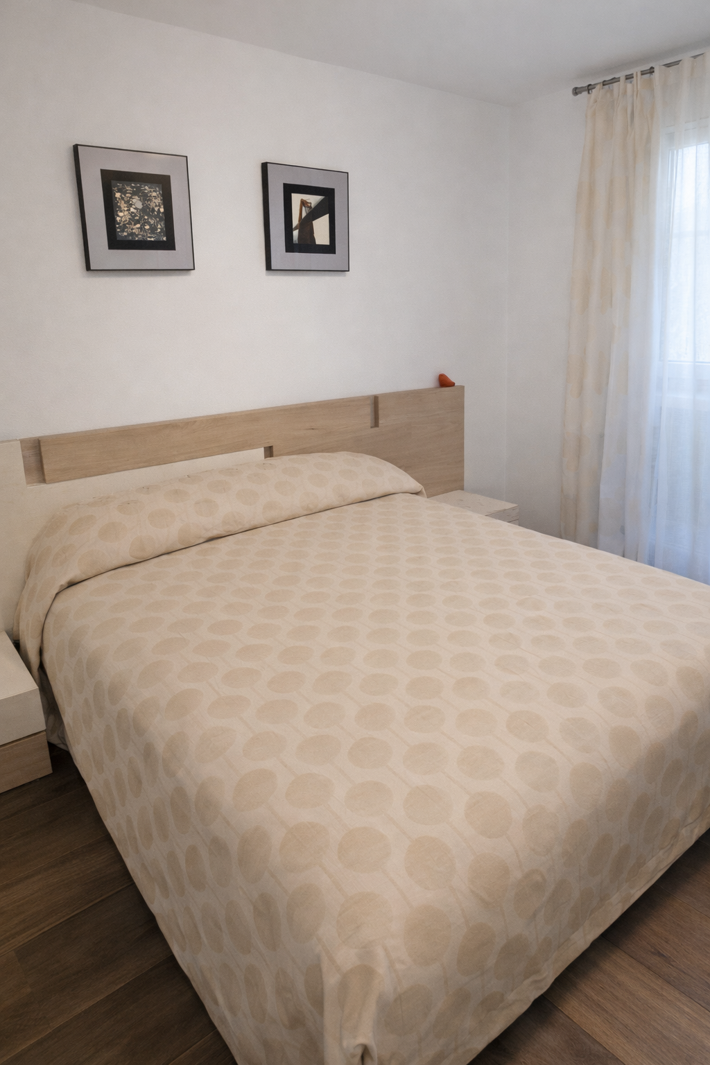 Habitación serena con arte moderno.png