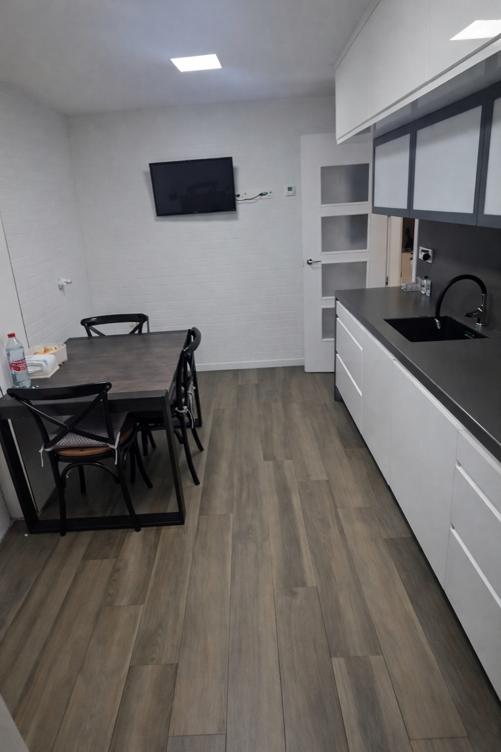 Cocina moderna con zona de comedor.png