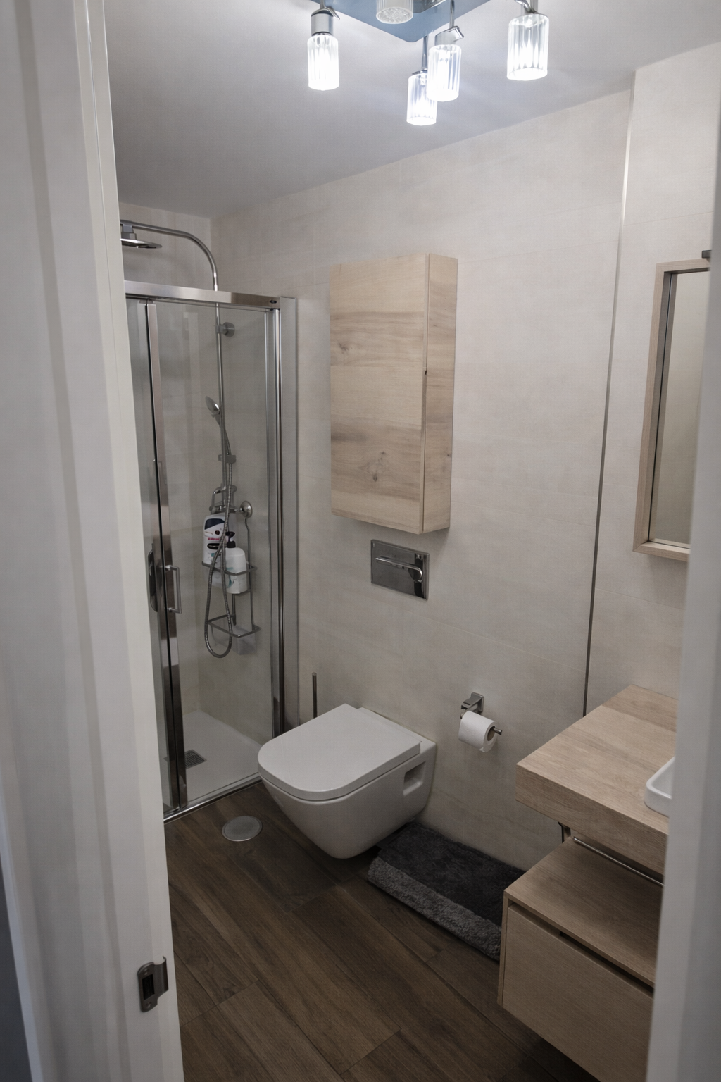 Baño moderno con detalles en madera.png