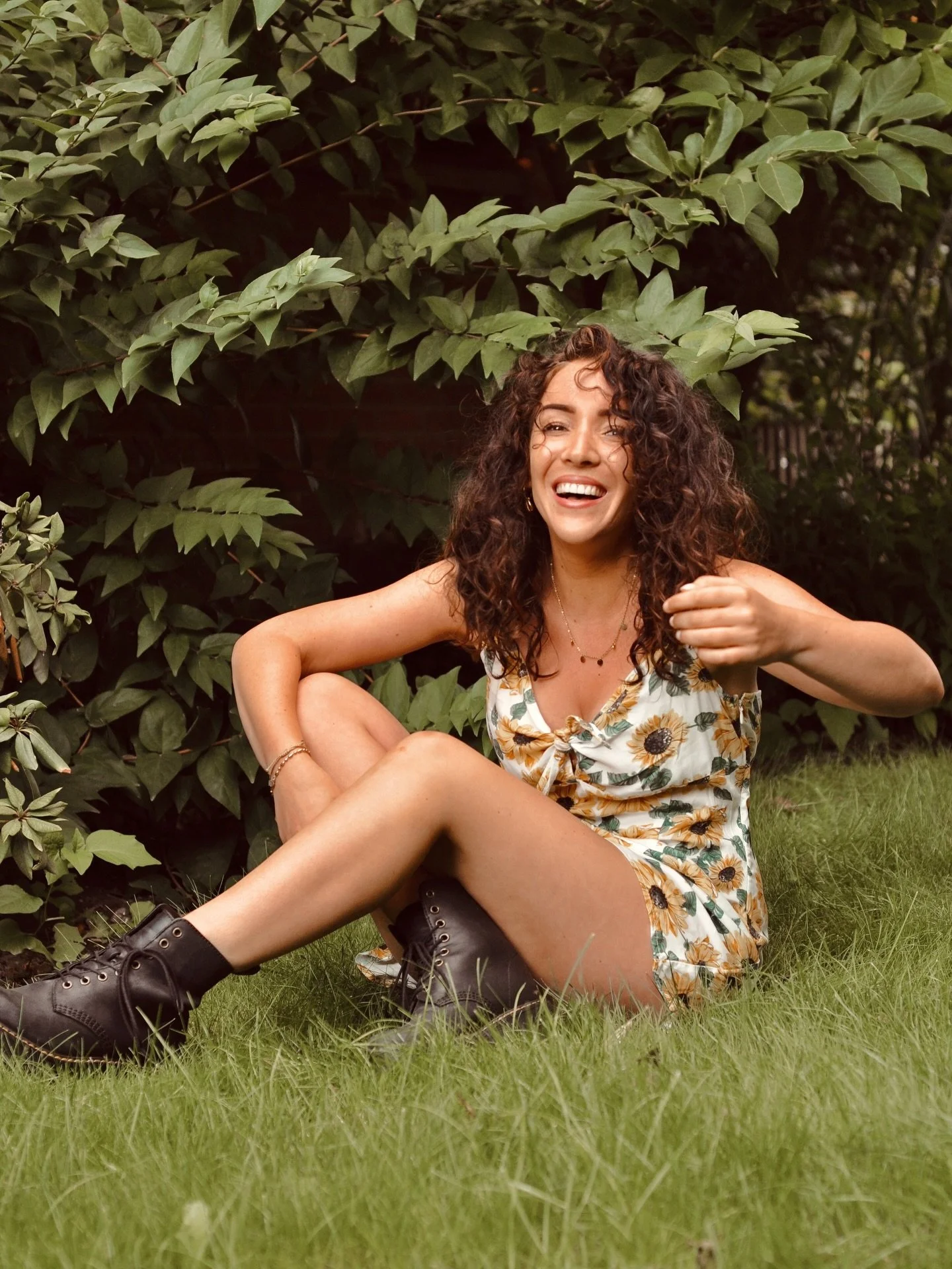 Nach langer Zeit mal ein Bild von mir hier im Feed 🌿  In den letzten Wochen haben mich so viele Nachrichten, Anfragen und liebe Worte erreicht und ich habe gemerkt, dass ich mich hier eigentlich nochmal richtig zeigen m&ouml;chte.  Also, hi 👋🏽 ich