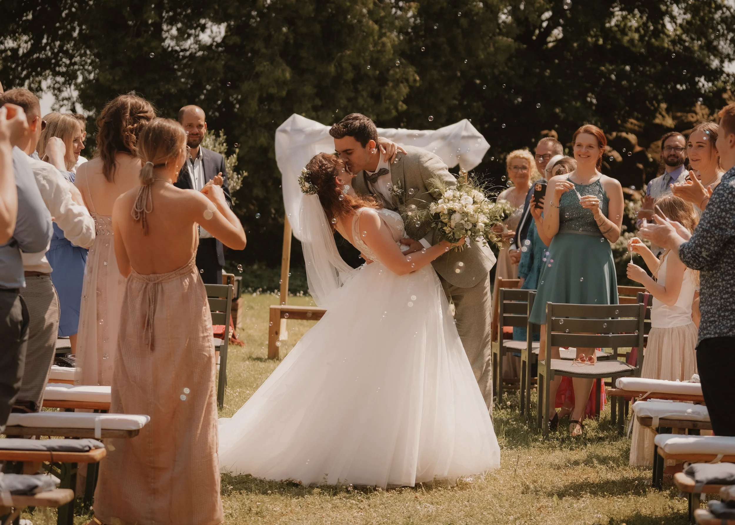 freie Trauung in Hildesheim erster Kuss Hochzeitspaar