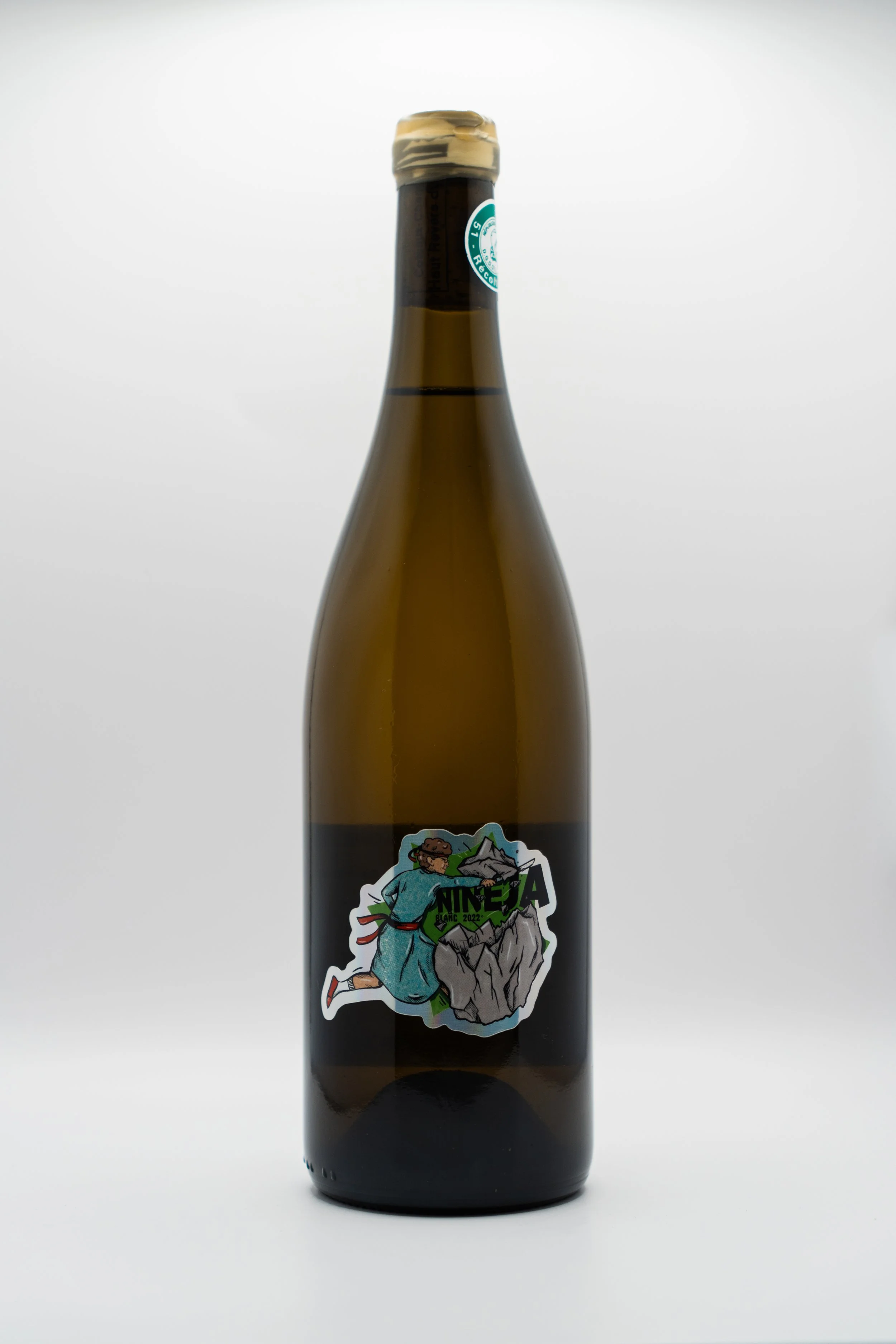 Bouteille de bière avec une étiquette illustrée d'un personnage en train de gravir une montagne, portant une tenue de randonnée, avec le texte 'NINEZA'.